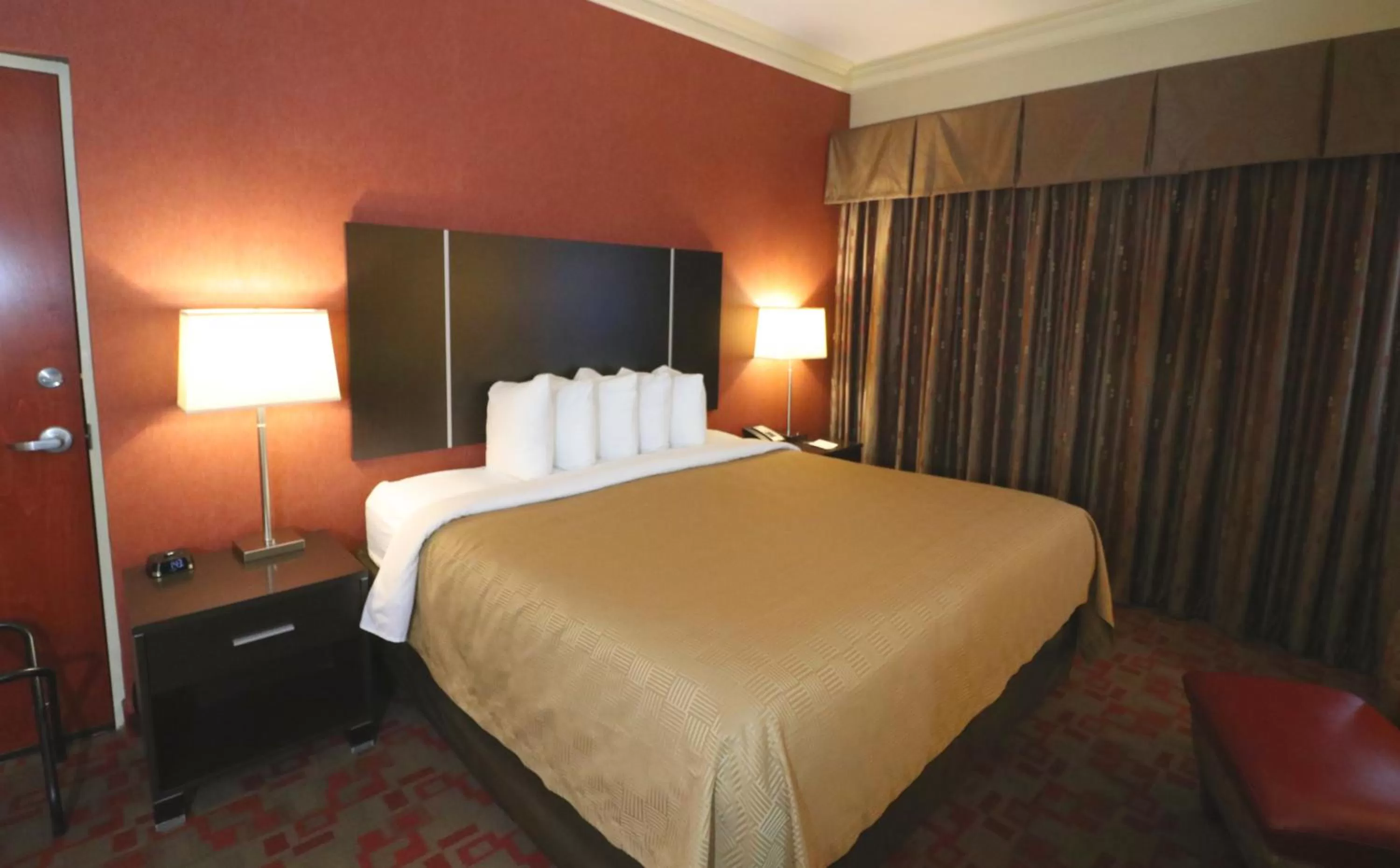 King Room - Non-Smoking in The Walden, Trademark Collection By Wyndham