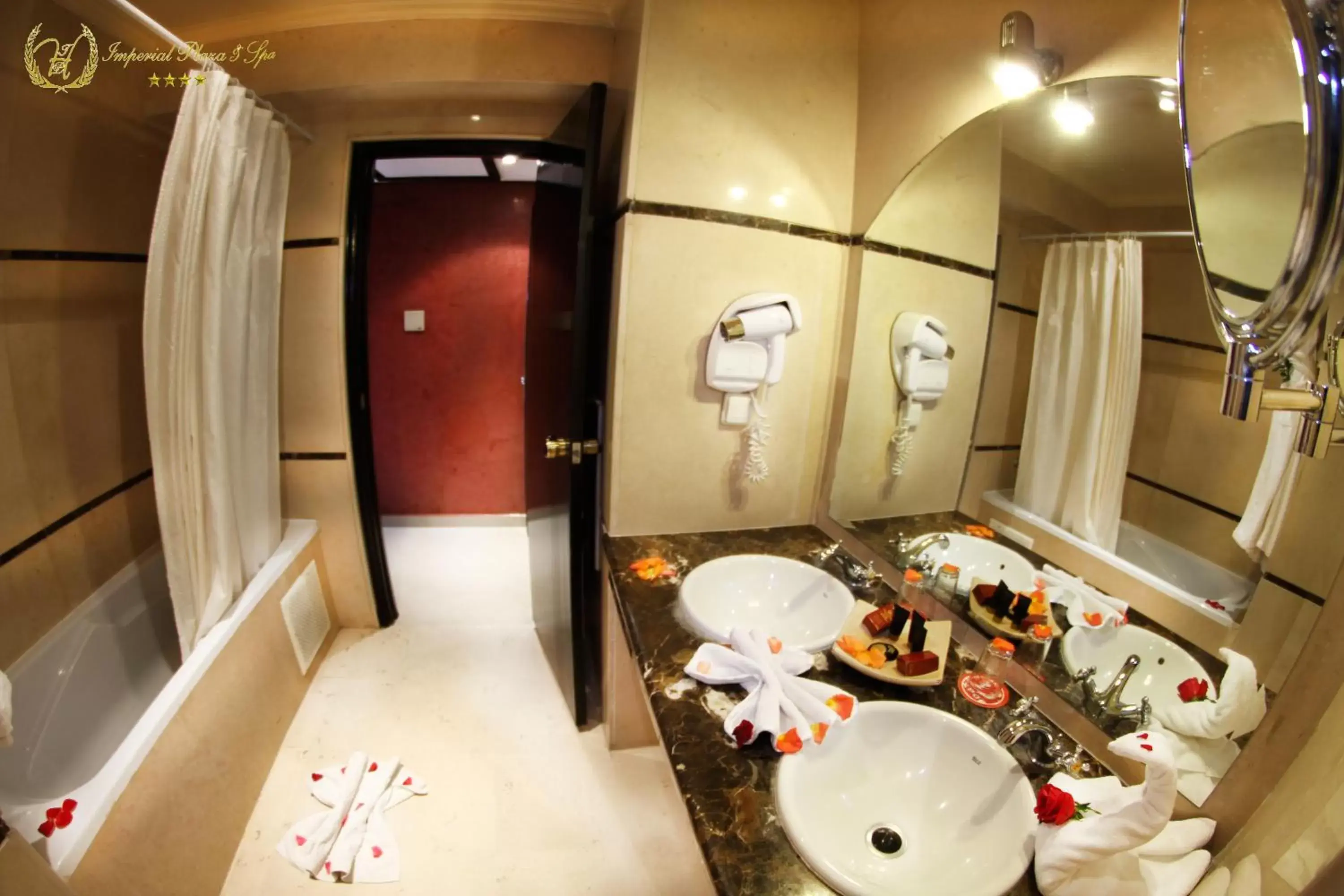 Bathroom, Restaurant/Places to Eat in Hotel Imperial Plaza & Spa