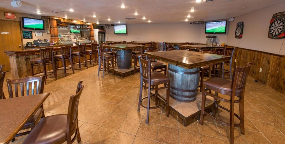 Lounge or bar in Boarders Inn & Suites by Cobblestone Hotels - Munising