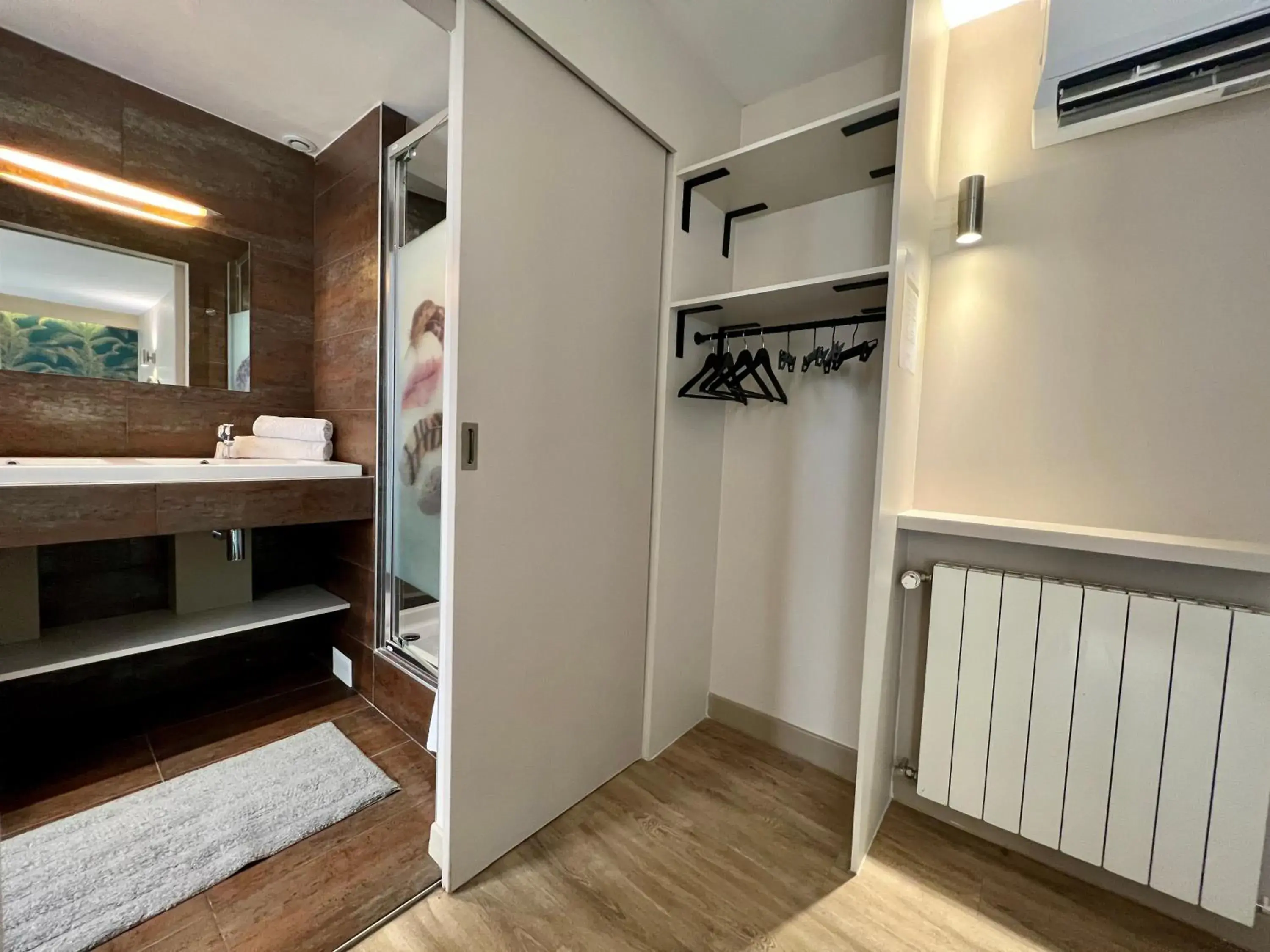 wardrobe, Bathroom in Nation Montmartre Hotel