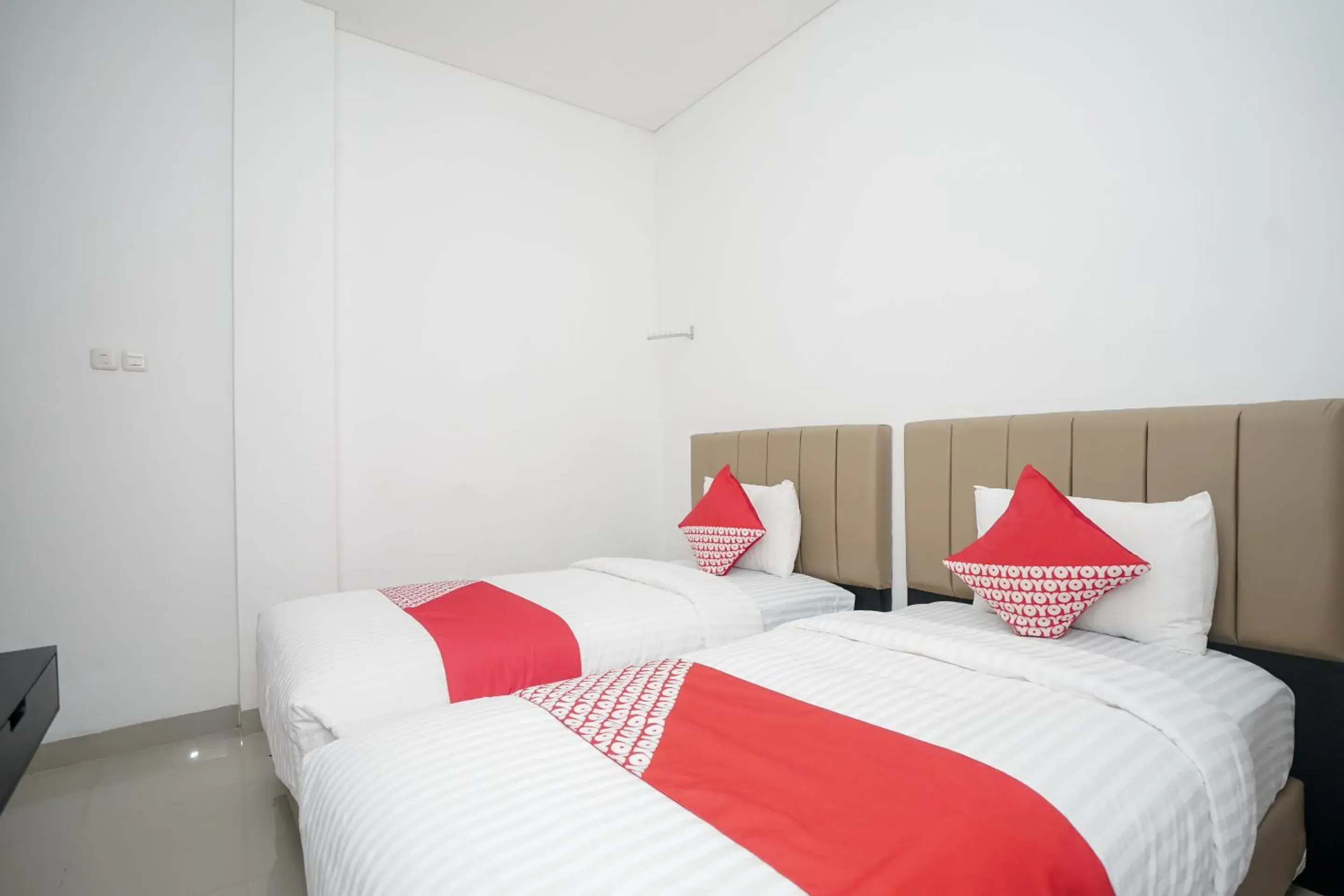 Bedroom, Bed in OYO 443 Hotel Barlian