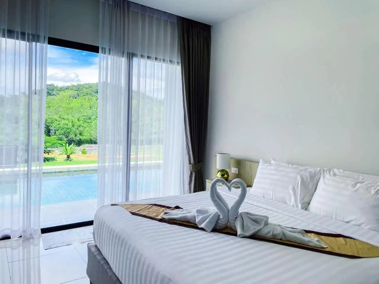 Bed in Viva Montane Hotel Pattaya