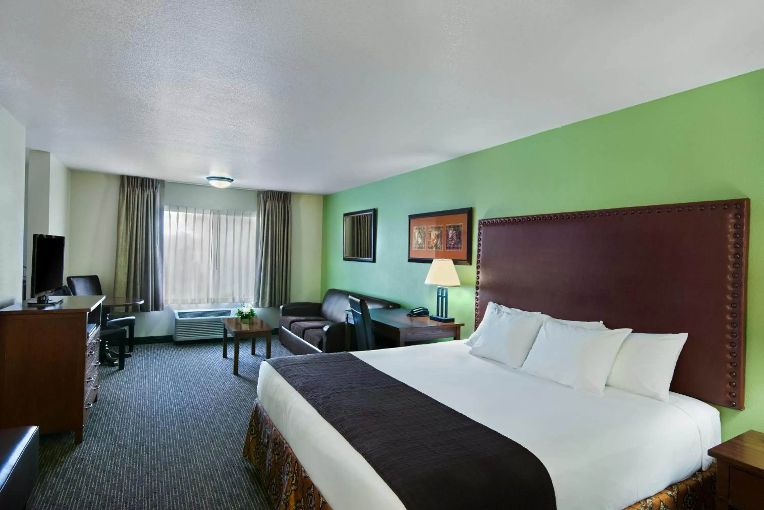 TV and multimedia, Bed in Oxford Suites Hermiston TV and multimedia, Bed in Oxford Suites Hermiston