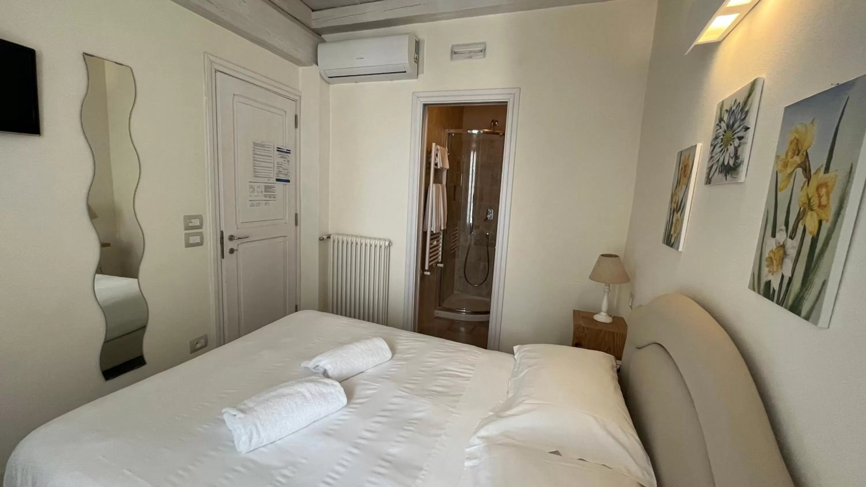 Bed in Antico Mondo Rooms & Suites