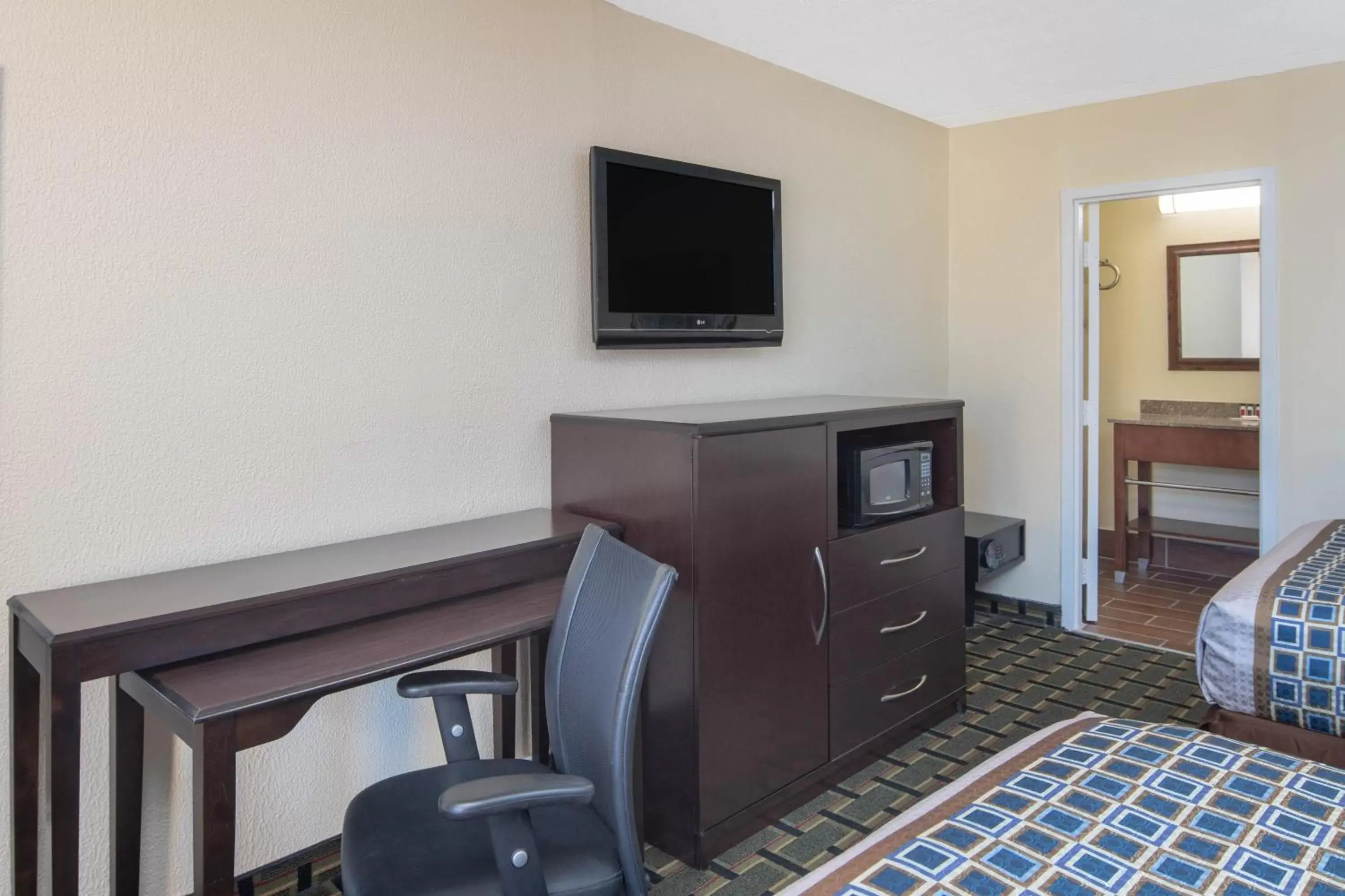 Photo of the whole room, TV/Entertainment Center in Travelodge by Wyndham Savannah Area/Richmond Hill
