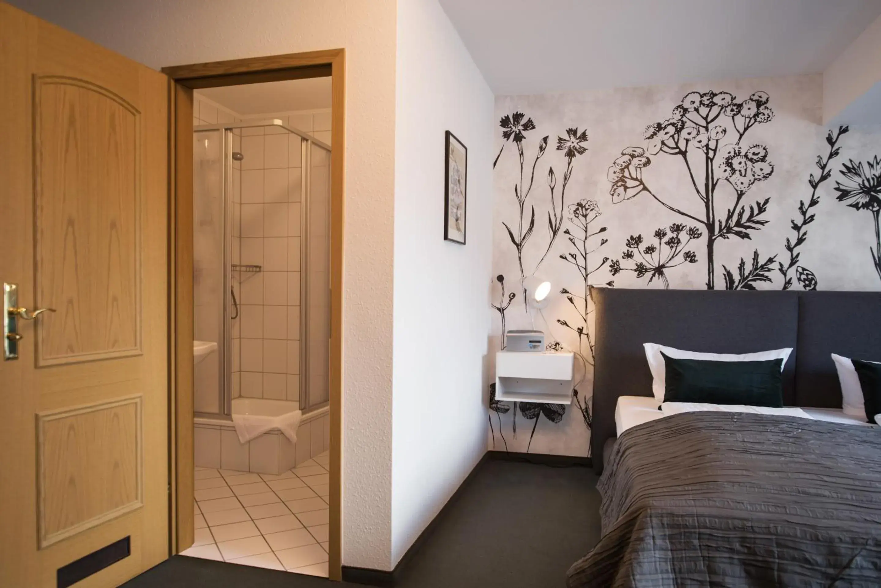Shower, Bed in Hotel & Restaurant Am Alten Rhin