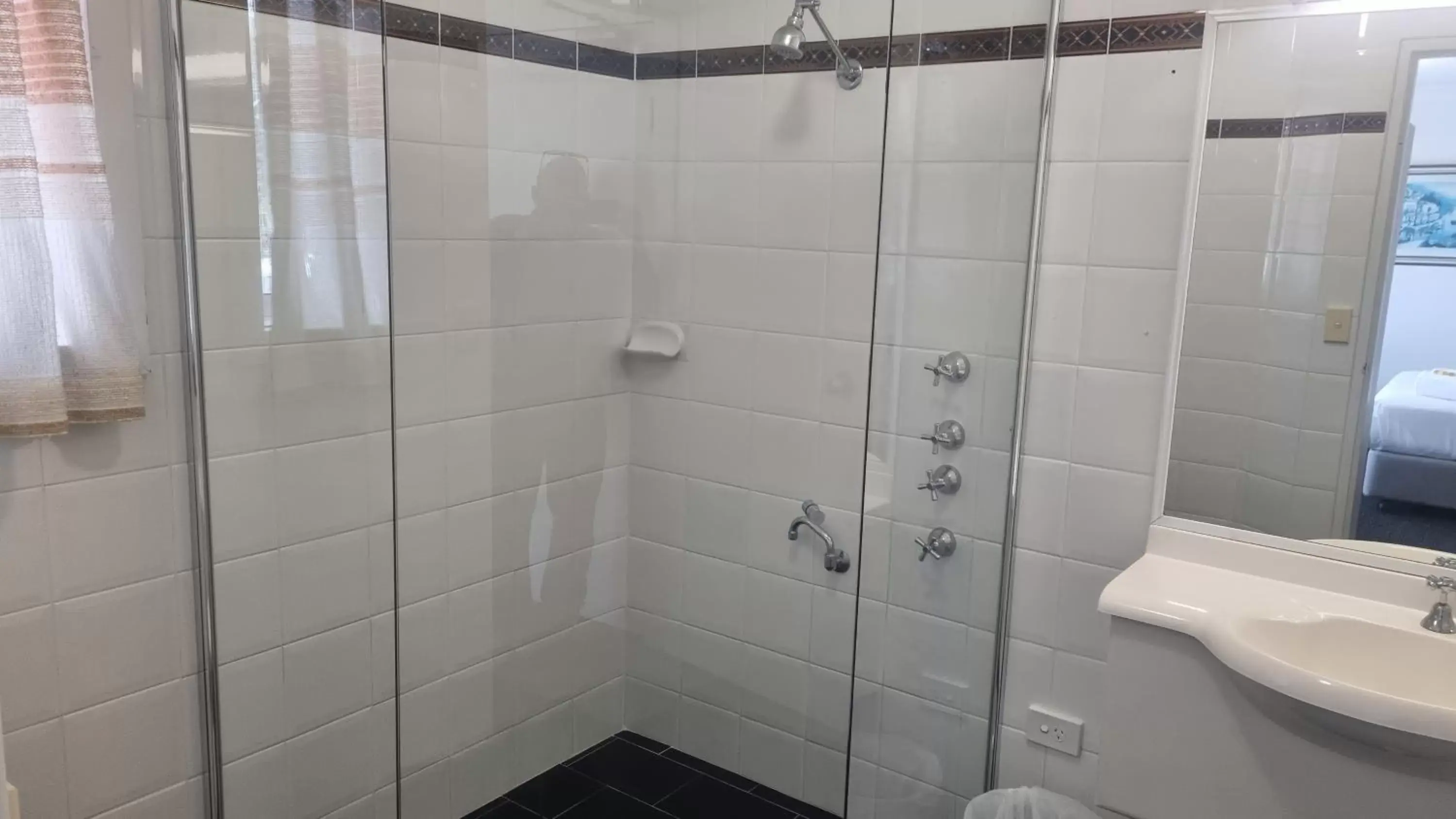 Shower, Bathroom in Forstay Motel