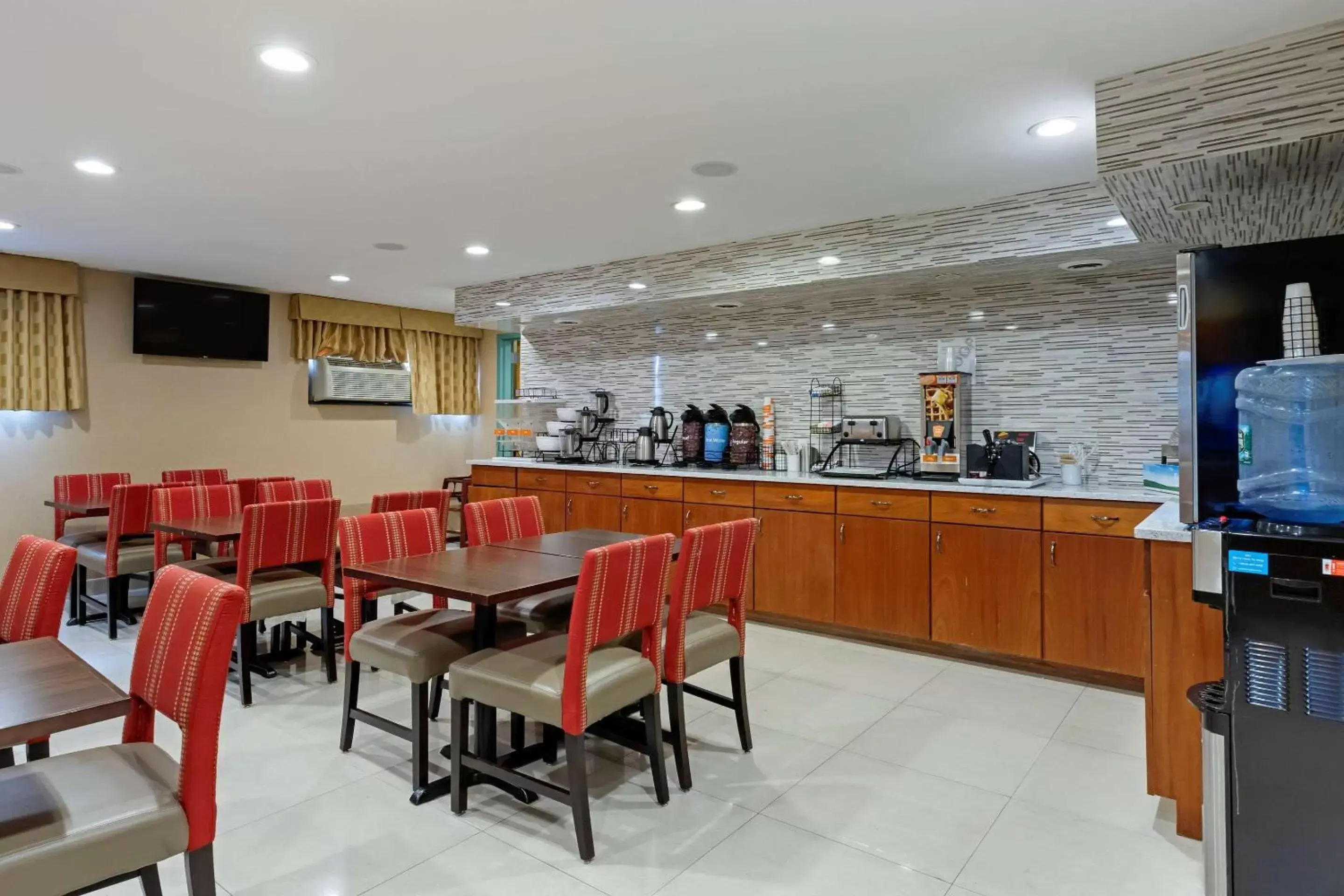 Restaurant/Places to Eat in Comfort Inn Brooklyn