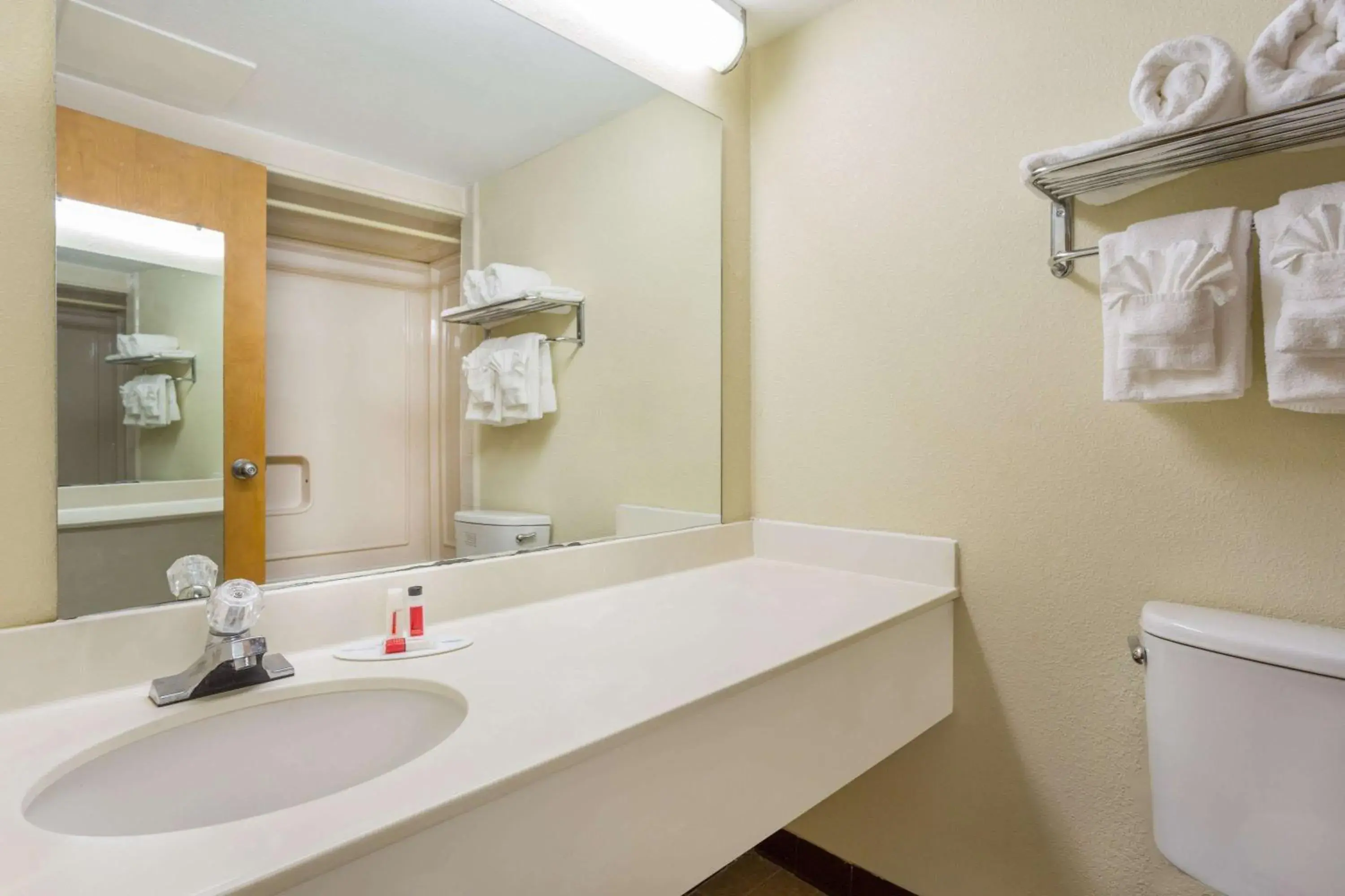 Bathroom in Howard Johnson by Wyndham Williamsburg