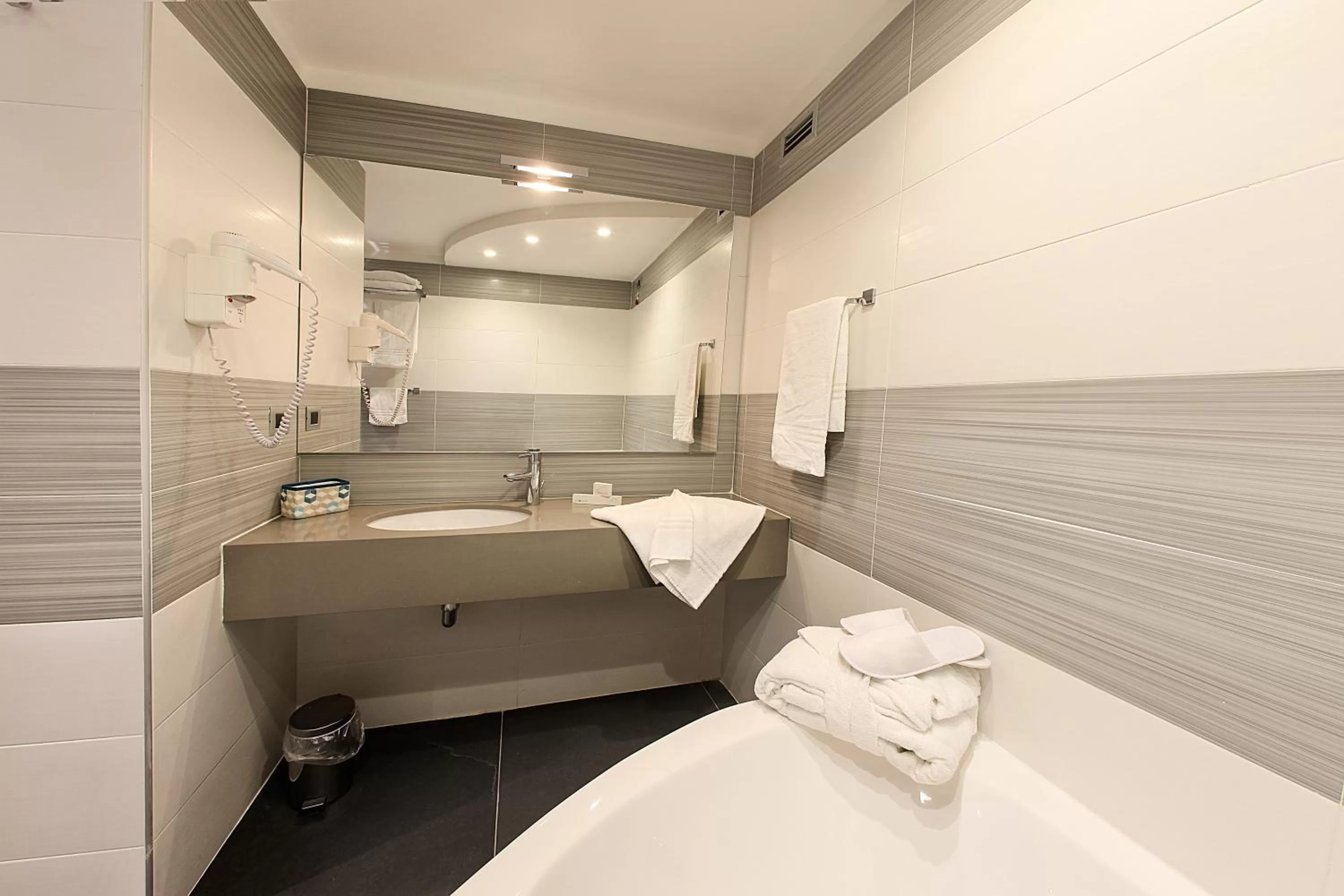 Bathroom, Bed in Best Western JFK Hotel