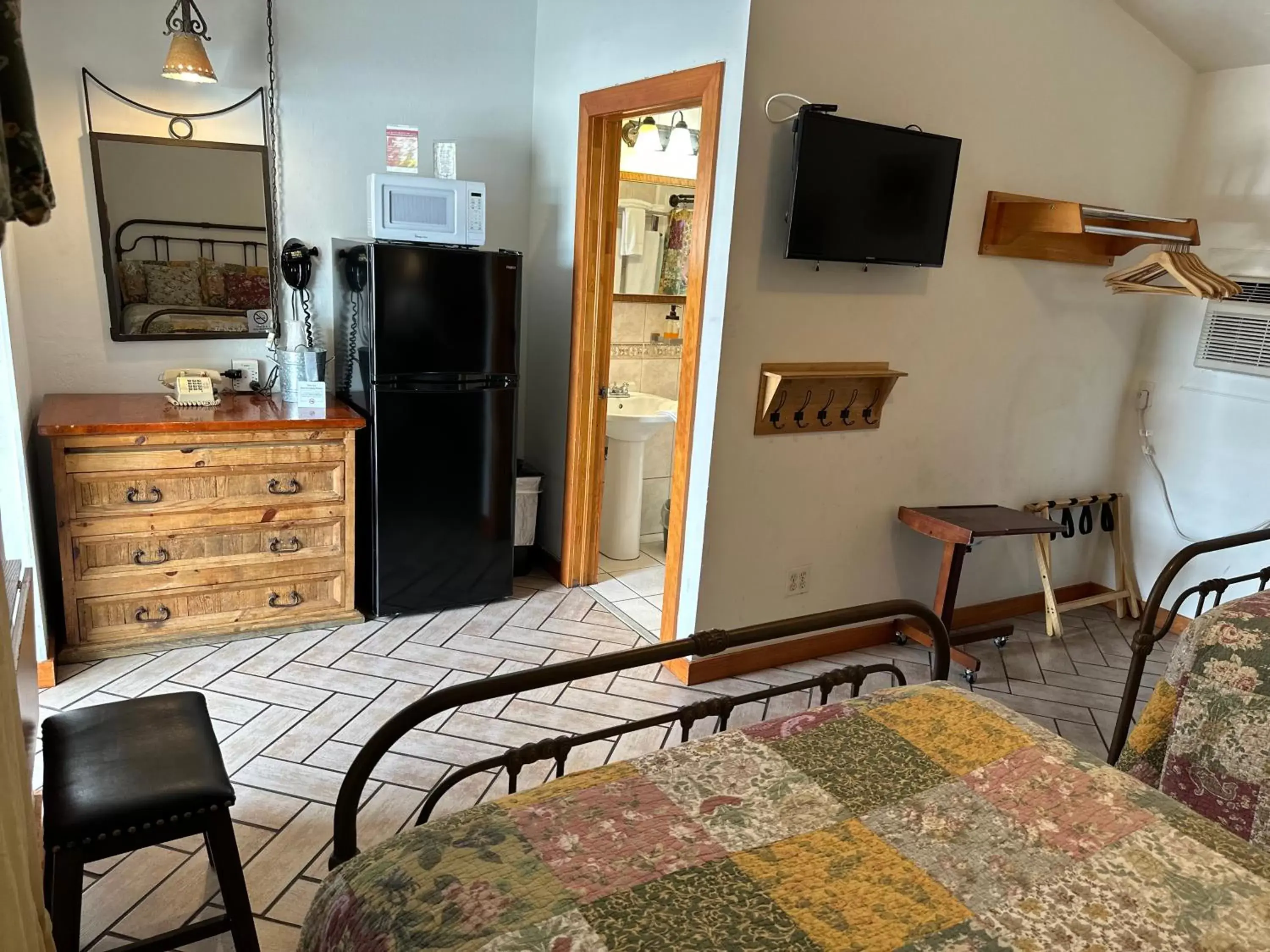 Kitchen or kitchenette, TV/Entertainment Center in Buffalo Chip's Ranch House Motel