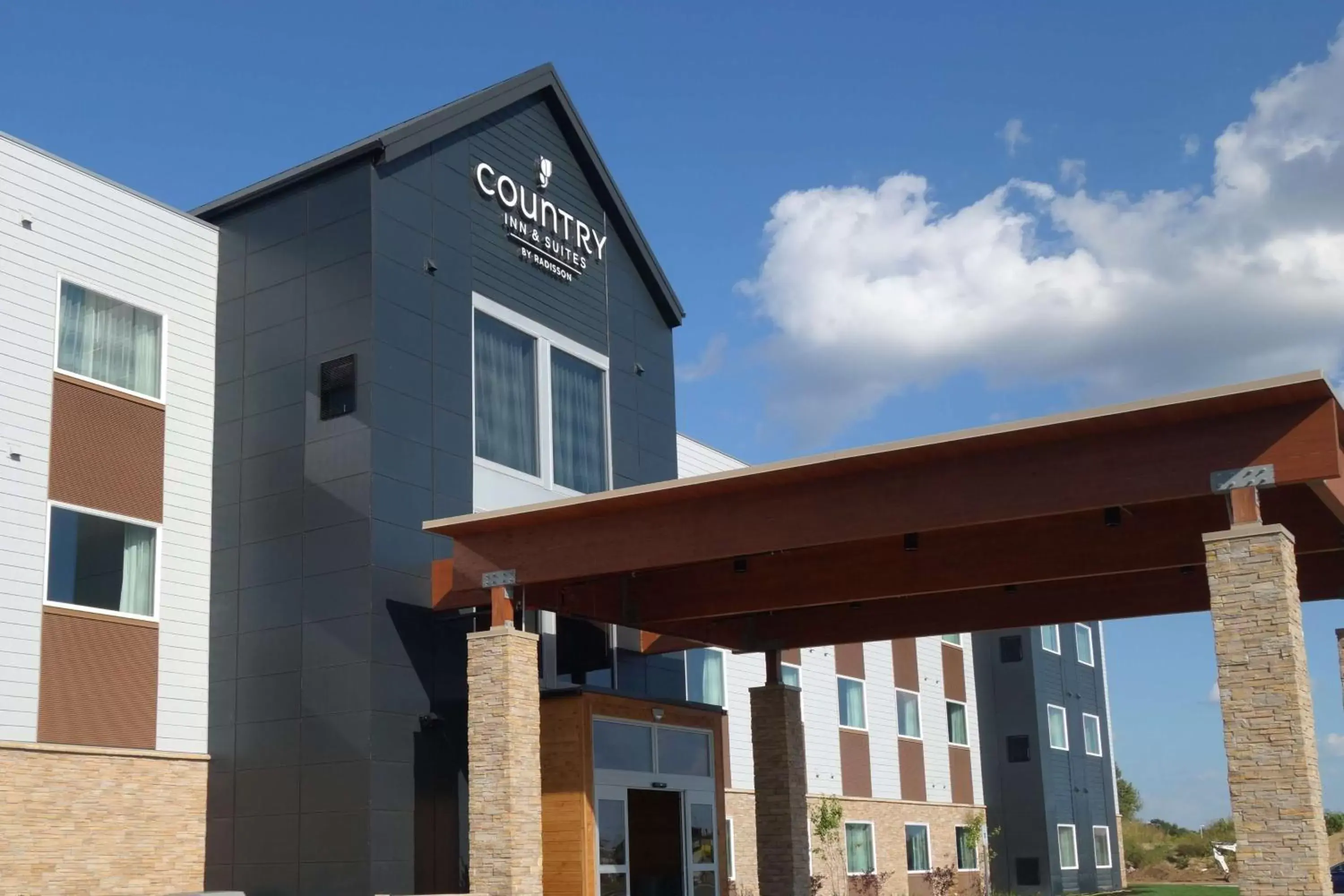 Property building in Country Inn & Suites by Radisson, Ft. Atkinson, WI