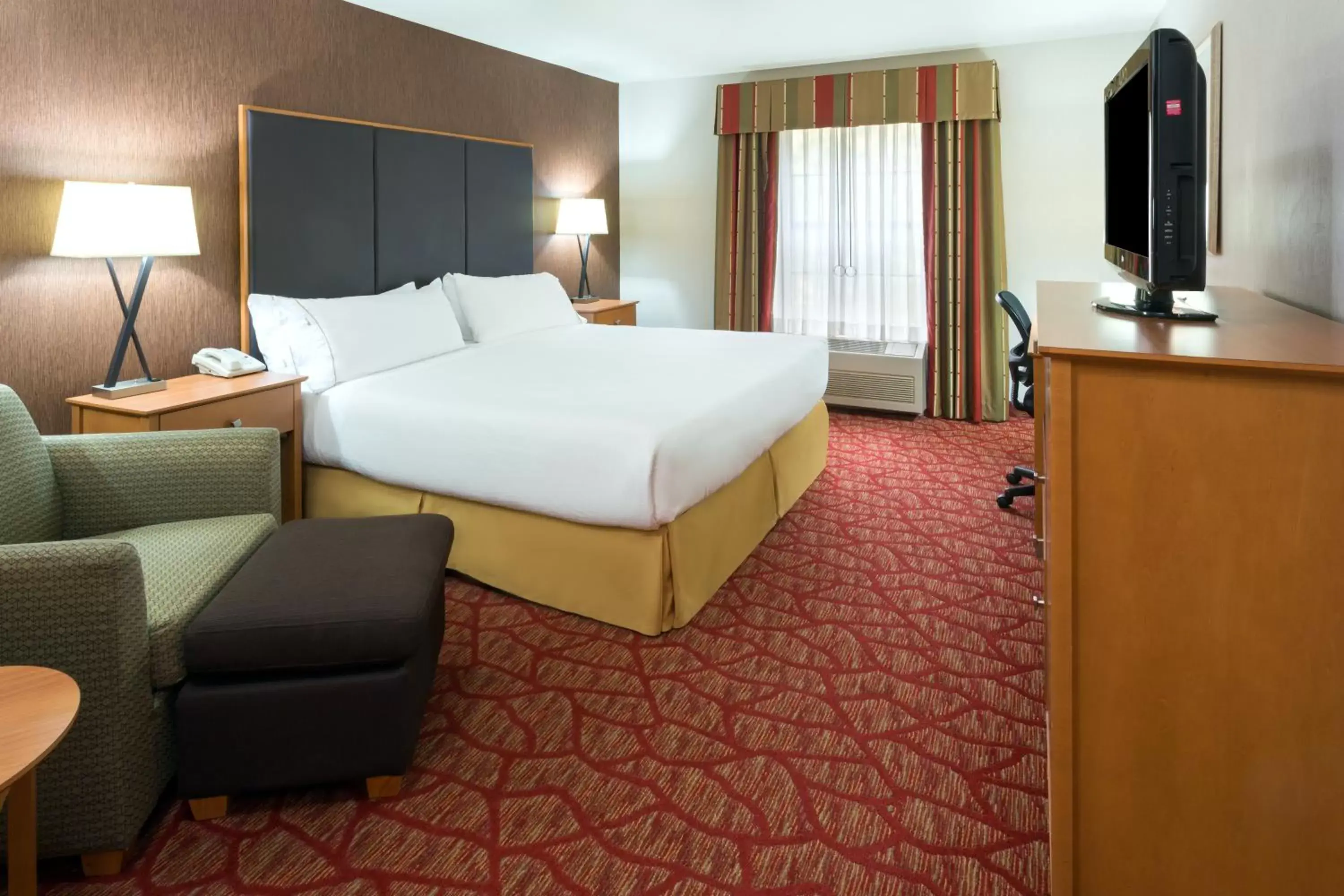 Photo of the whole room, Bed in Holiday Inn Express Grants Pass, an IHG Hotel