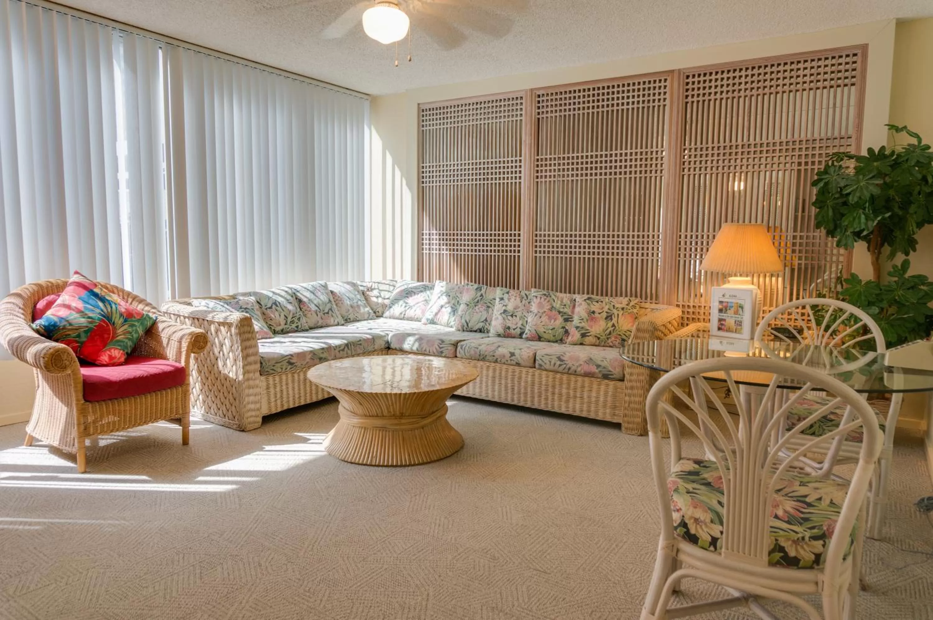 Living room in Kuhio Banyan Hotel (with Kitchenettes)