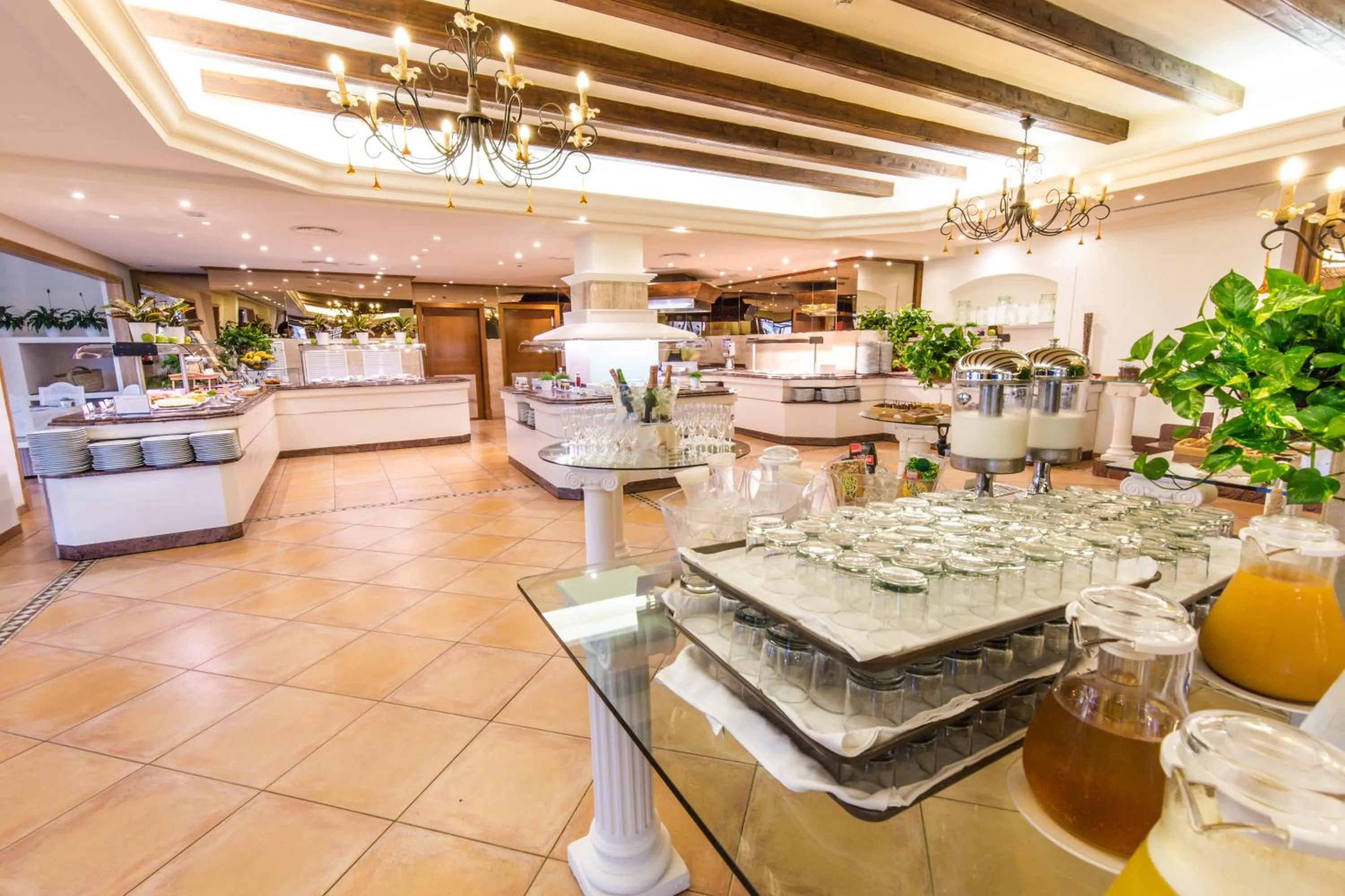 Restaurant/places to eat in Mon Port Hotel & Spa