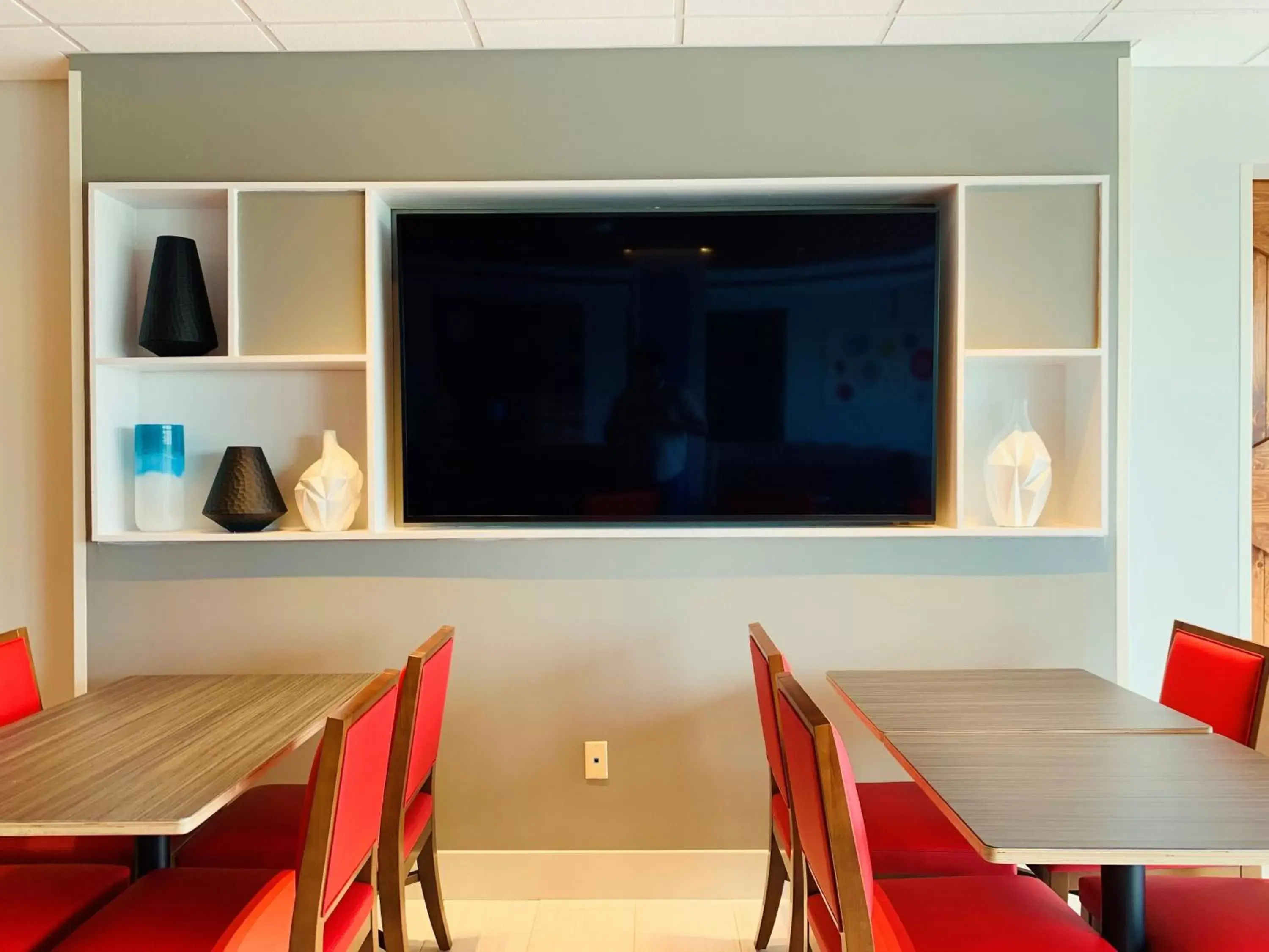 Breakfast, TV/Entertainment Center in Holiday Inn Express & Suites - Middletown, an IHG Hotel