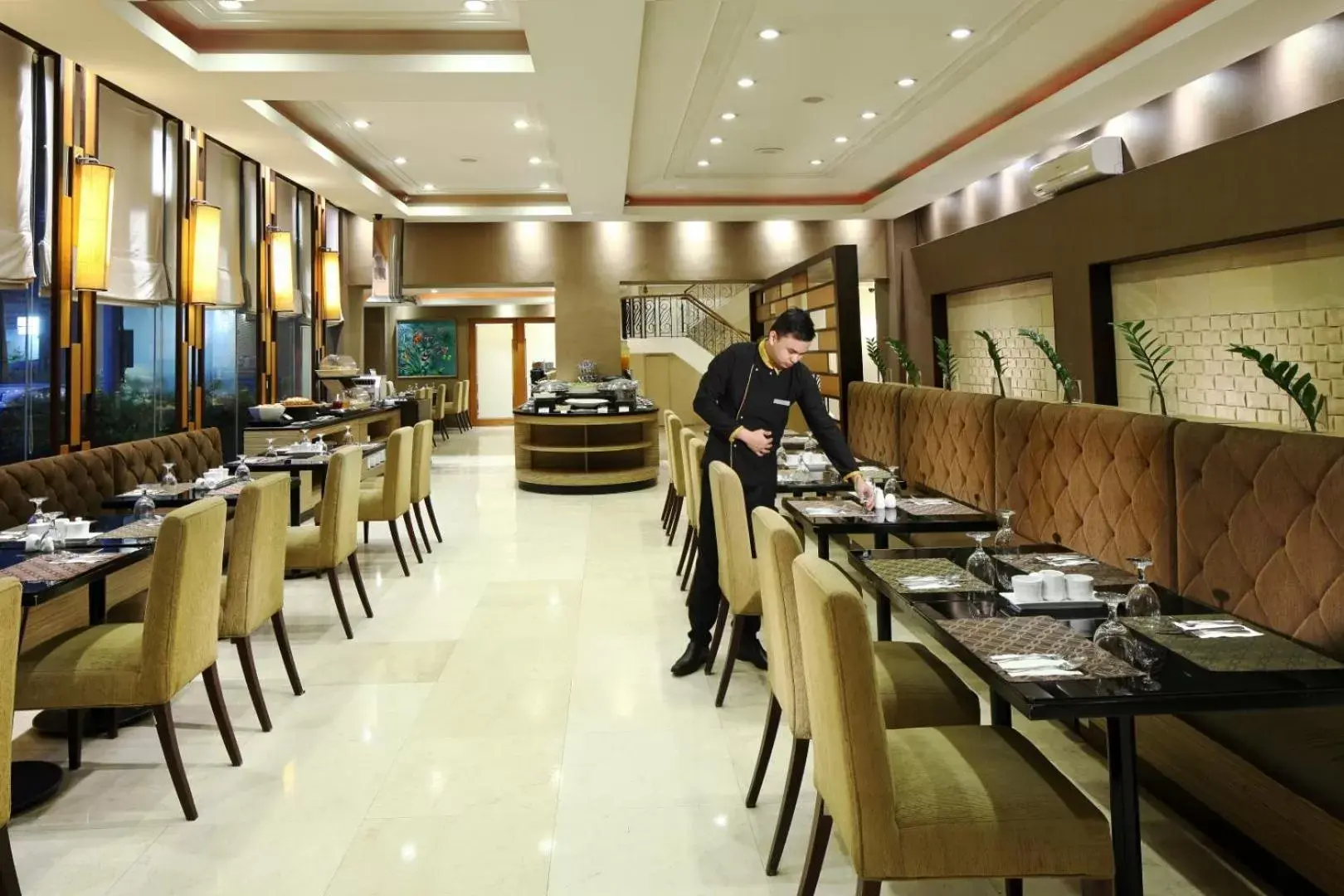 Breakfast, Restaurant/Places to Eat in City Garden Suites