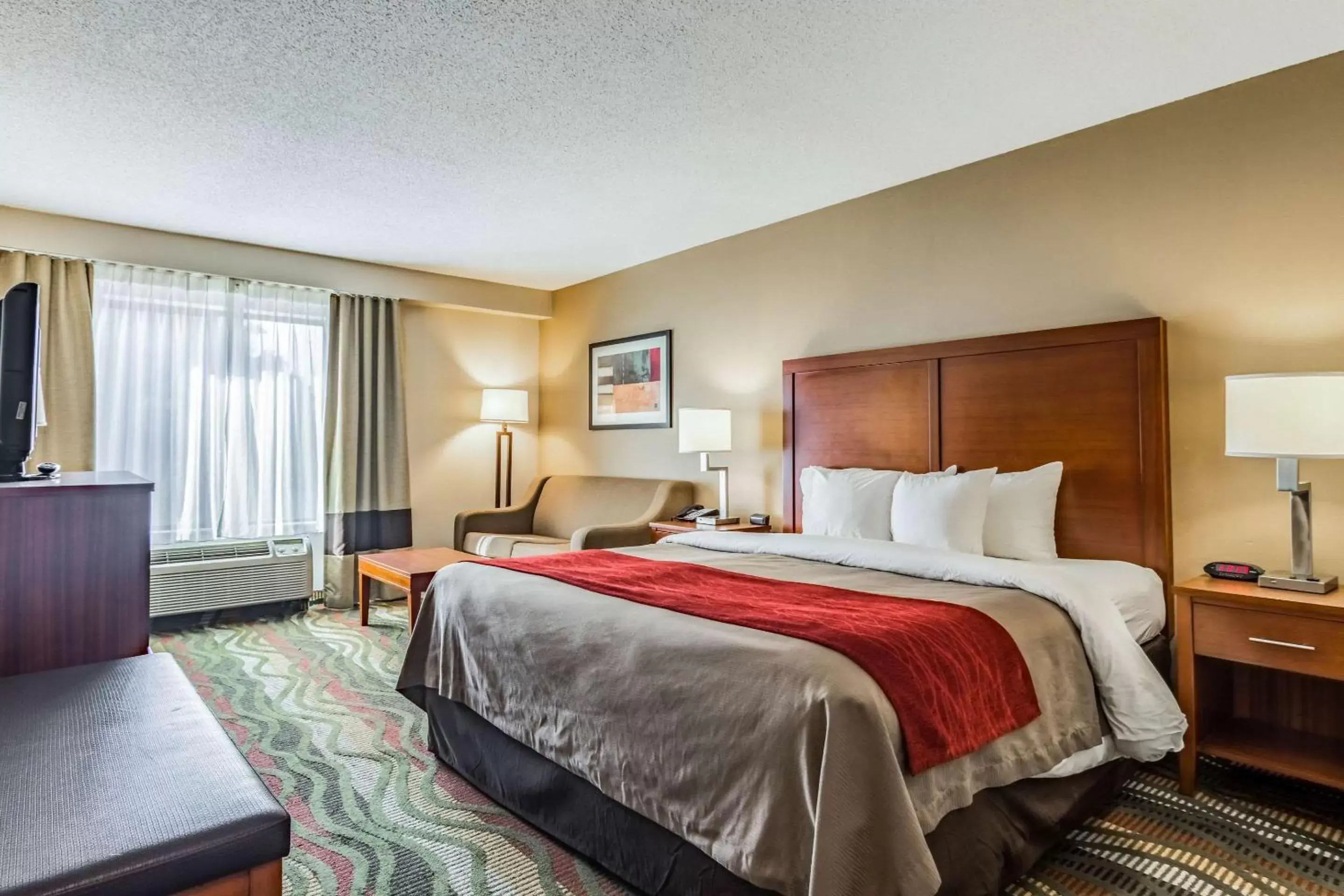 Photo of the whole room, Bed in Comfort Inn & Suites Lookout Mountain