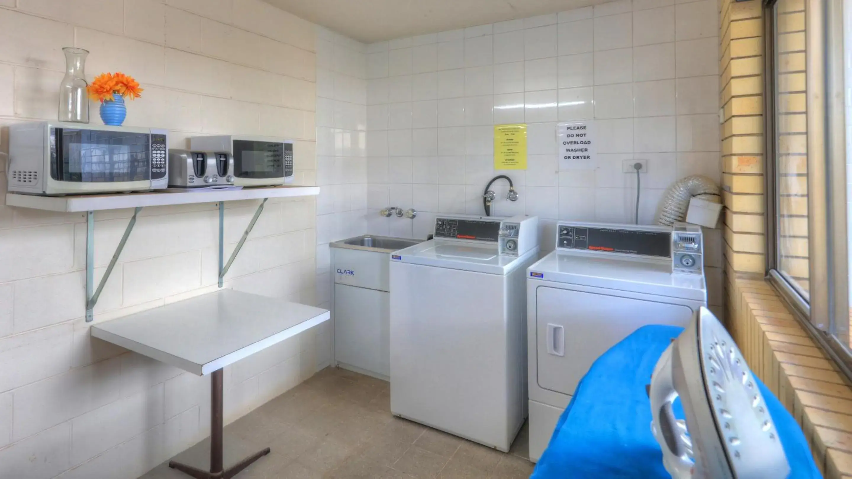 Communal kitchen, Kitchen/Kitchenette in Cleveland Bay Air Motel