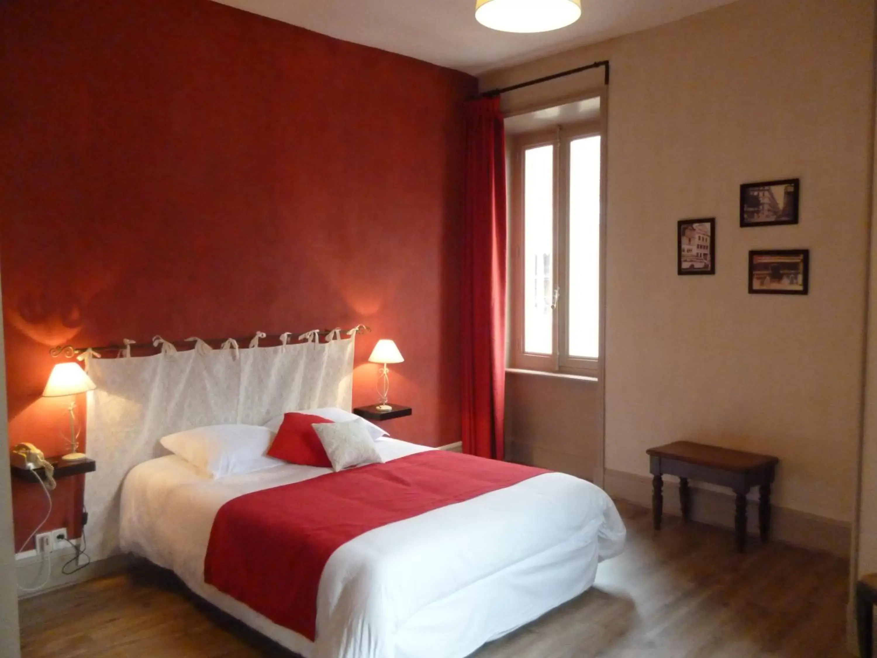 Day, Bed in Hôtel du Midi