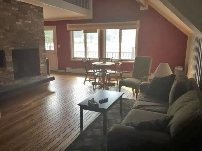 Living room, Seating Area in The Upper Pass Lodge