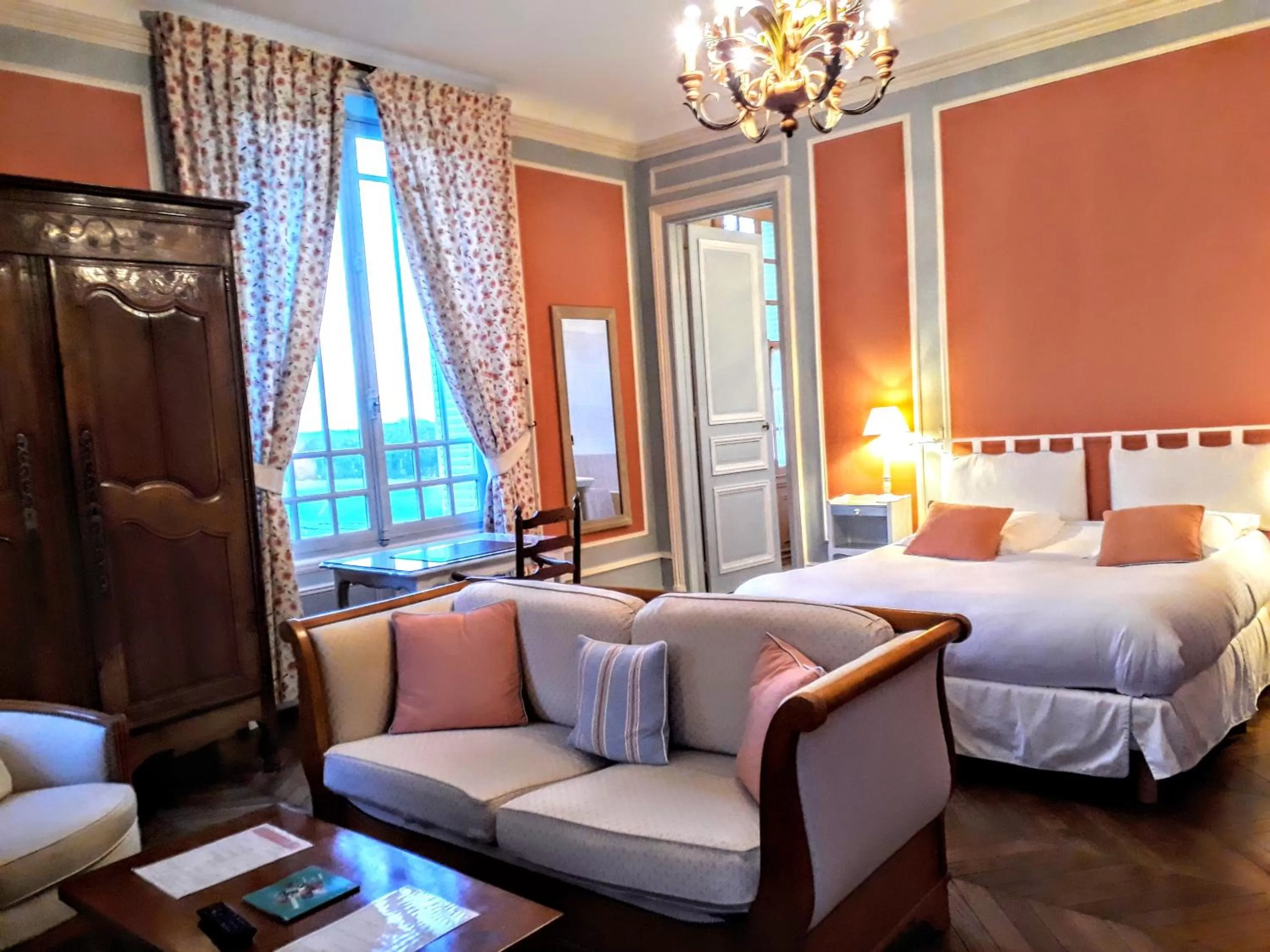 Photo of the whole room, Bed in Château de la Râpée Hôtel restaurant