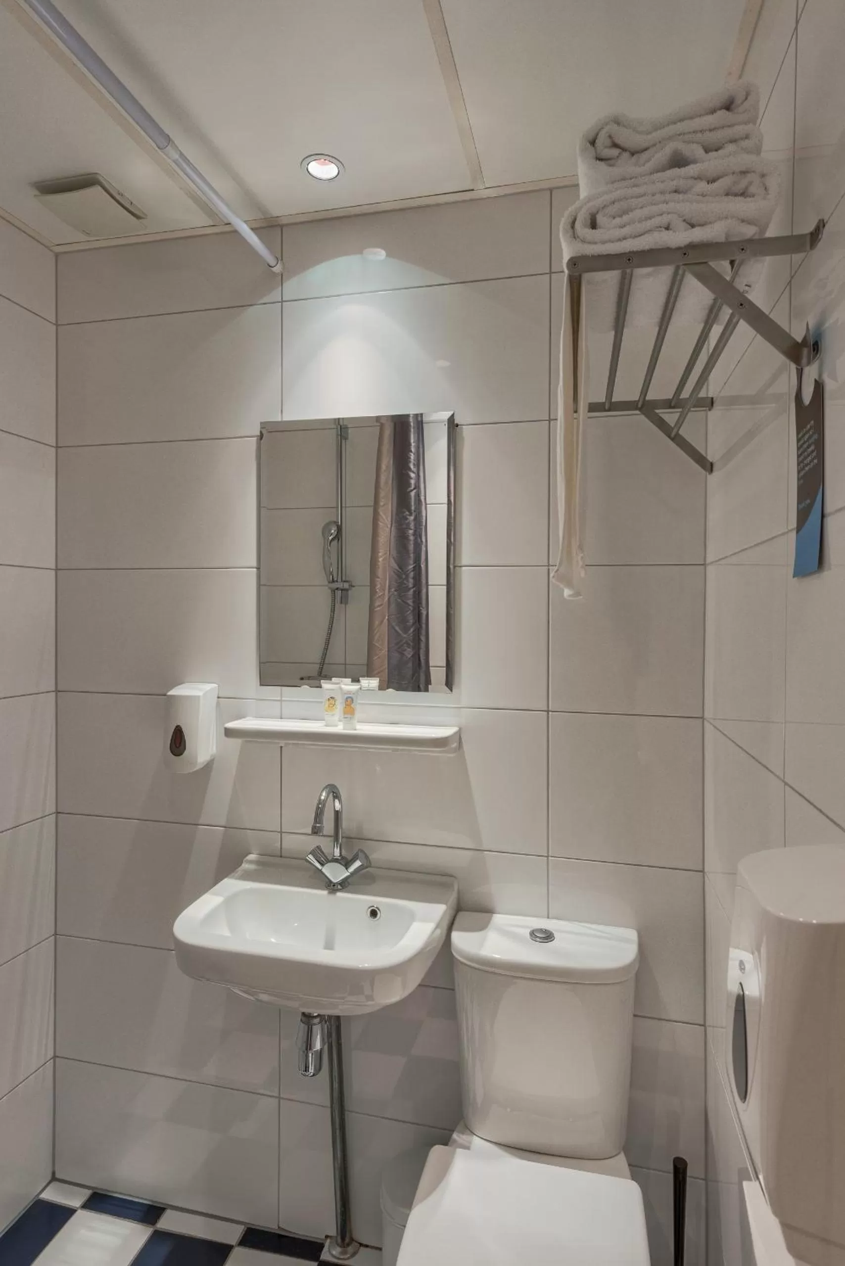 Shower, Bathroom in Hotel De Gerstekorrel