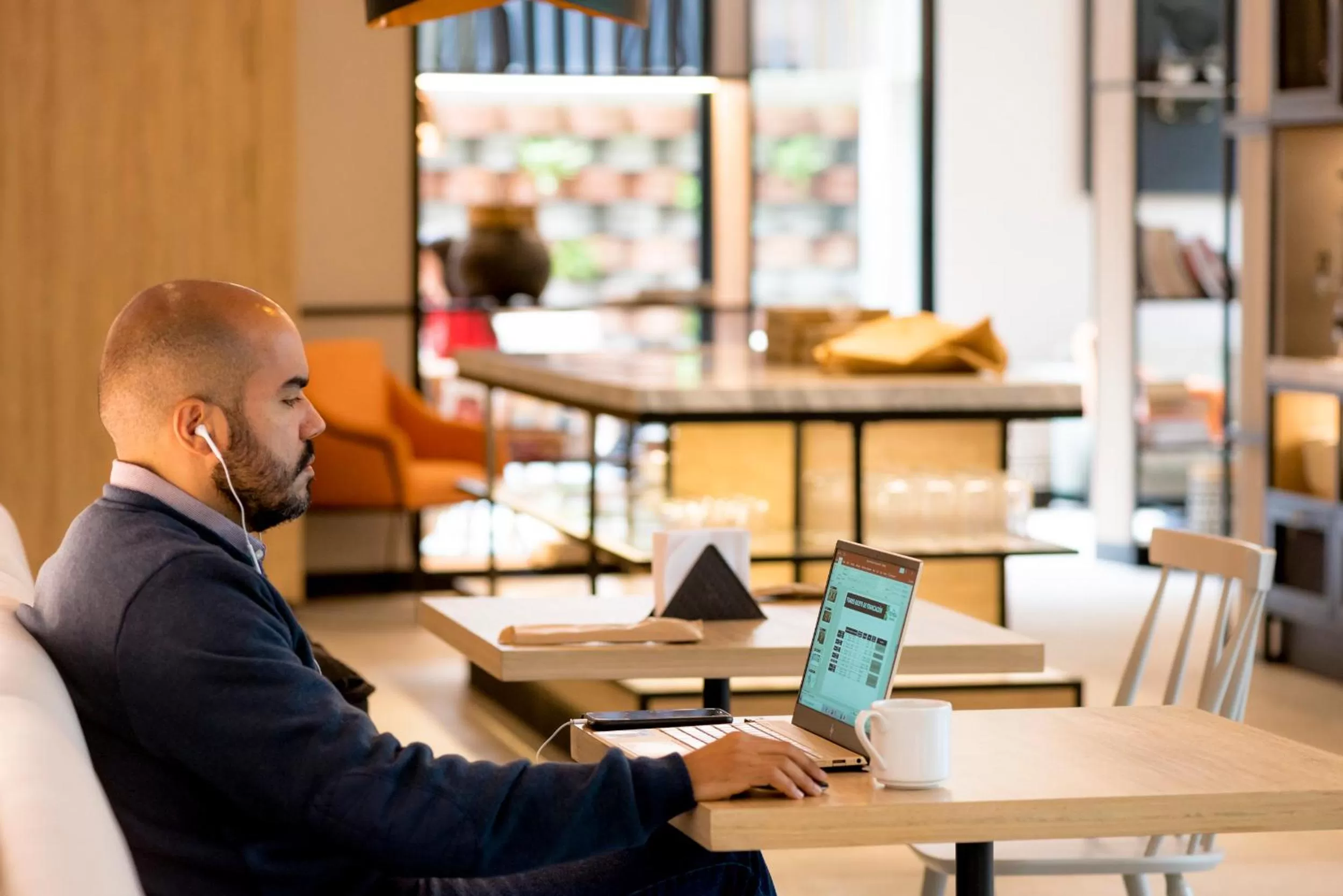 People in Lettera Hotel