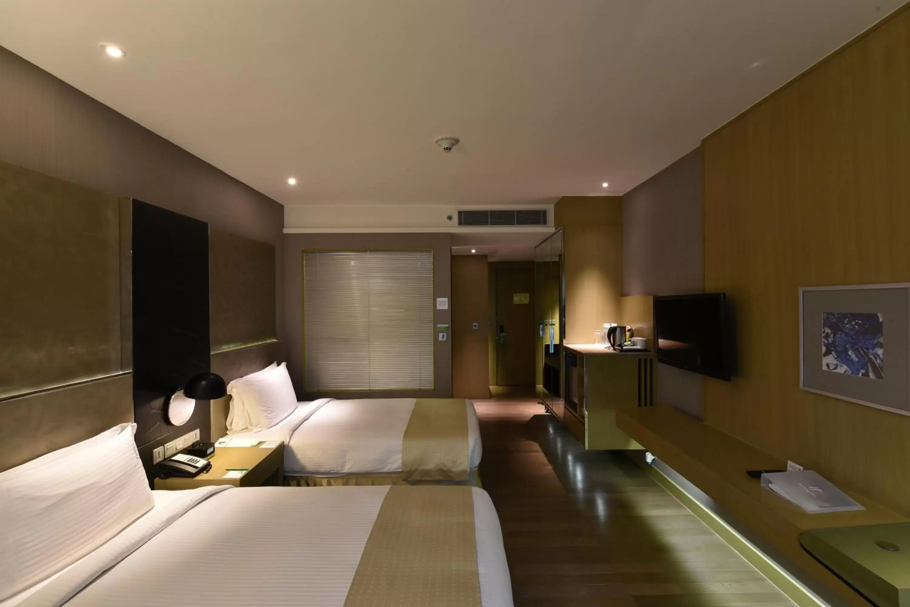 Bedroom in Holiday Inn New Delhi International Airport, an IHG Hotel