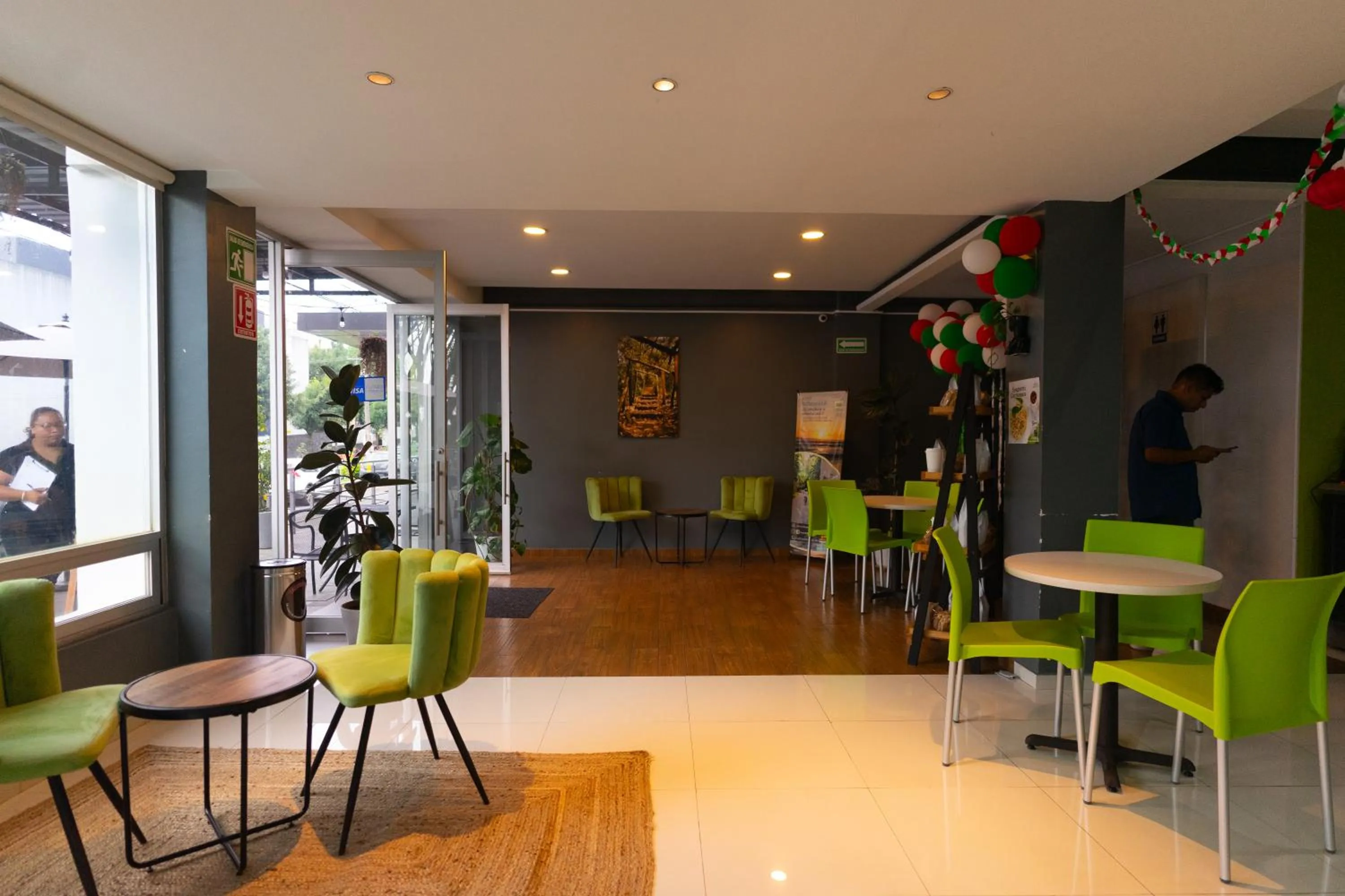 Restaurant/places to eat in SC HOTEL