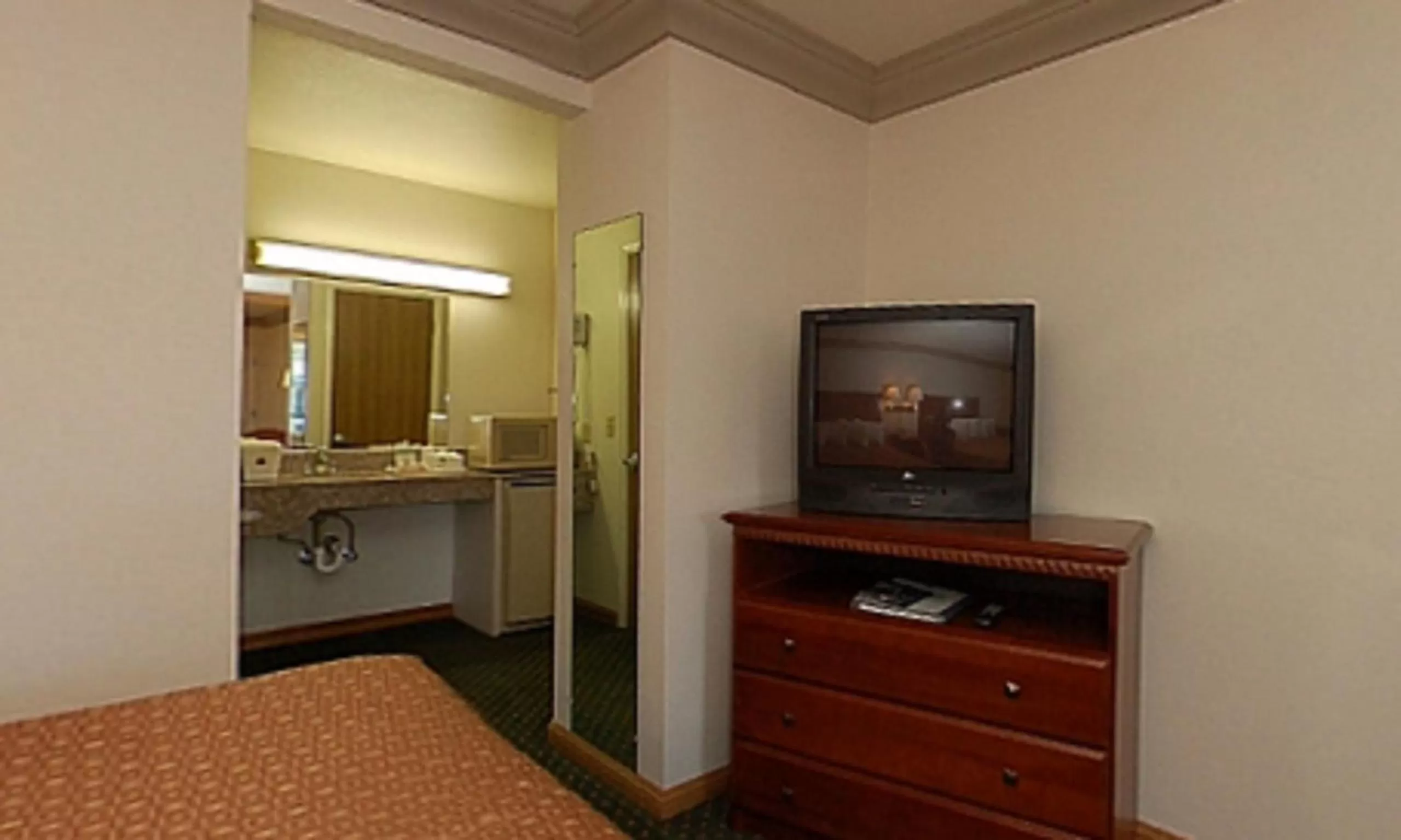 TV and multimedia in Cloverdale Wine Country Inn & Suites