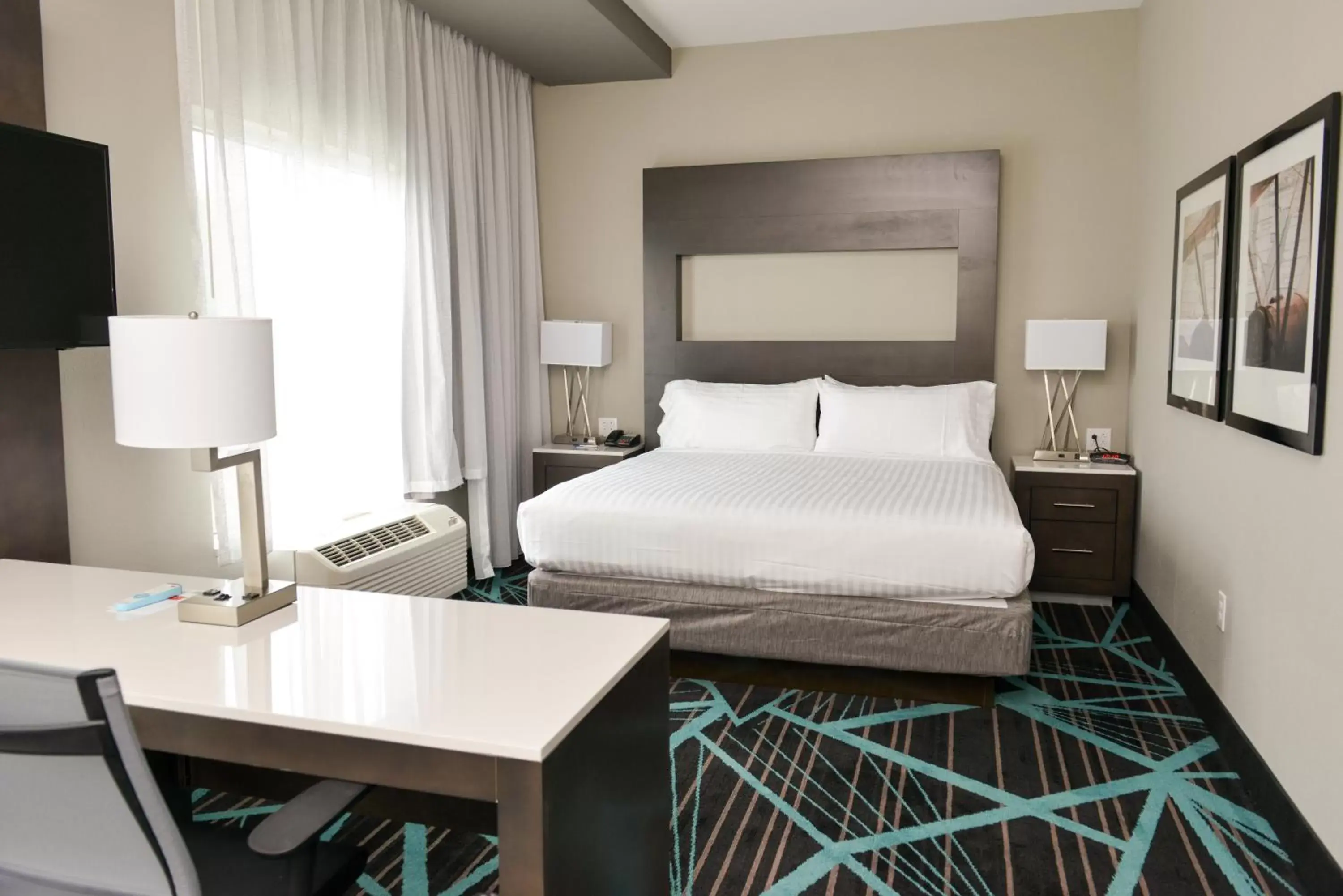 Photo of the whole room, Bed in Holiday Inn Express & Suites - Charlotte Airport, an IHG Hotel