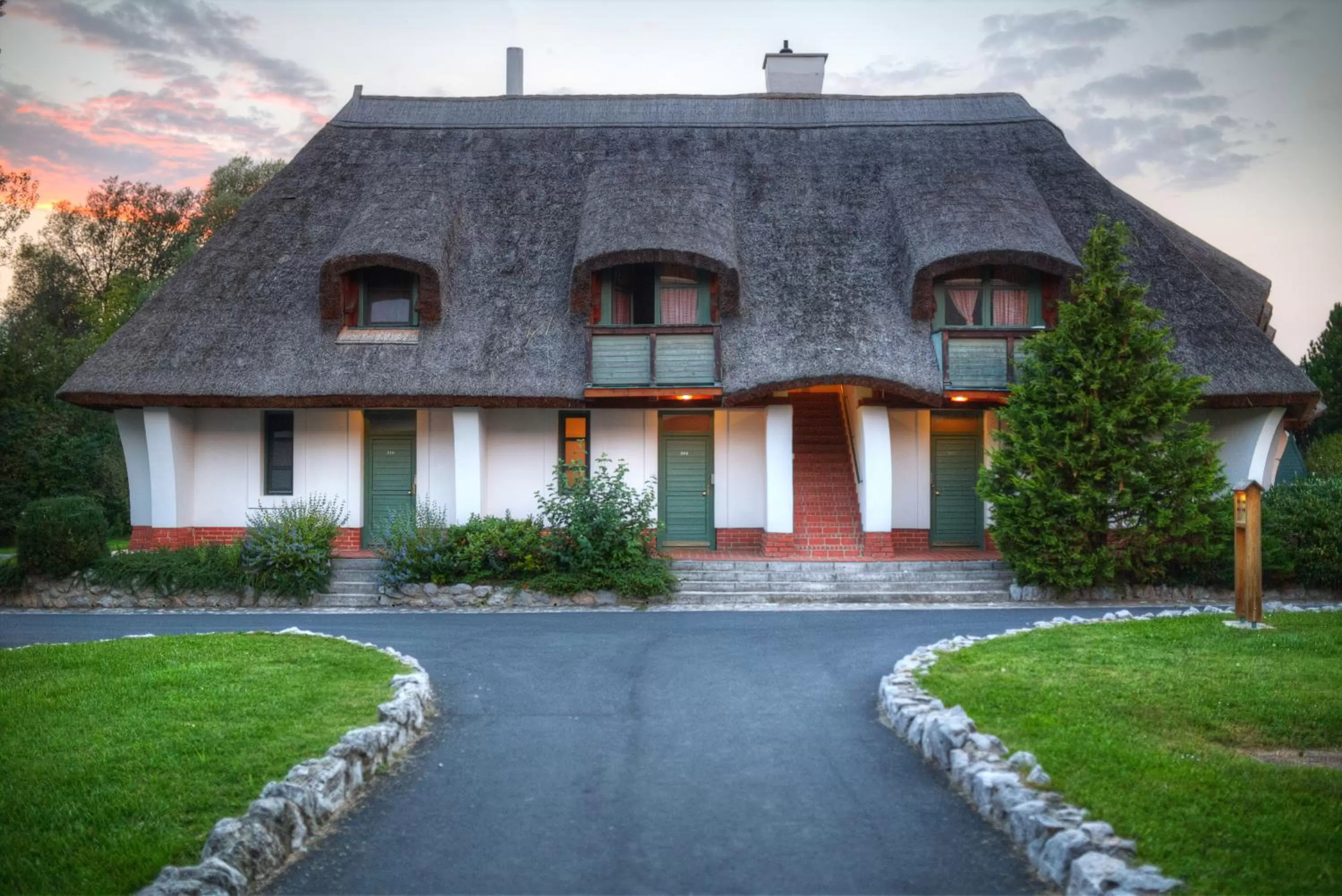 Facade/entrance in Club Dobogómajor superior