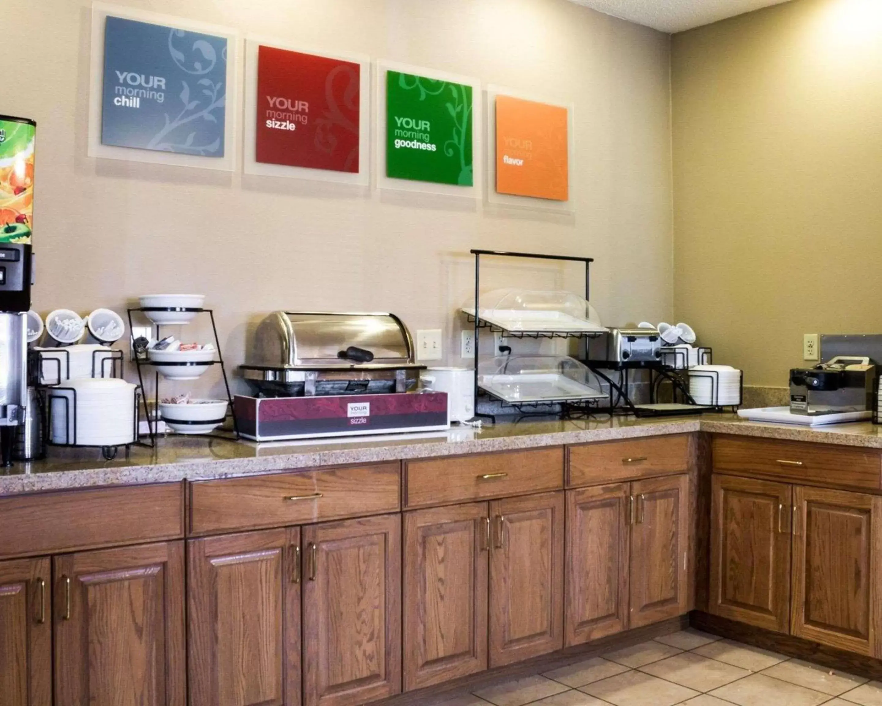 Restaurant/places to eat, Kitchen/Kitchenette in Comfort Inn Jamestown