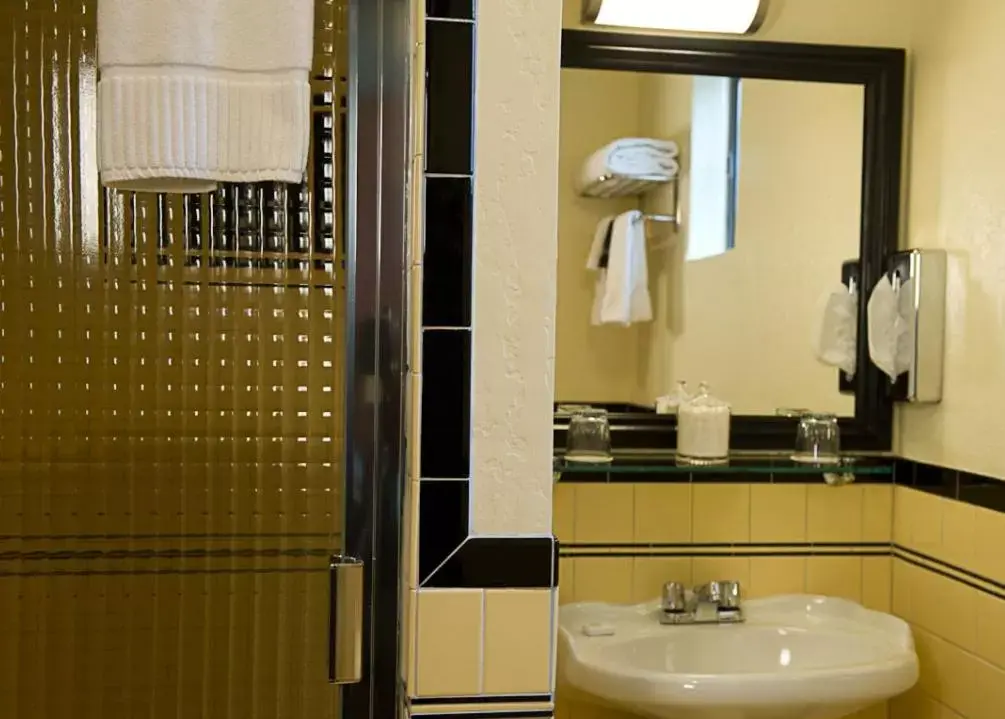 Shower, Bathroom in Hotel Boheme
