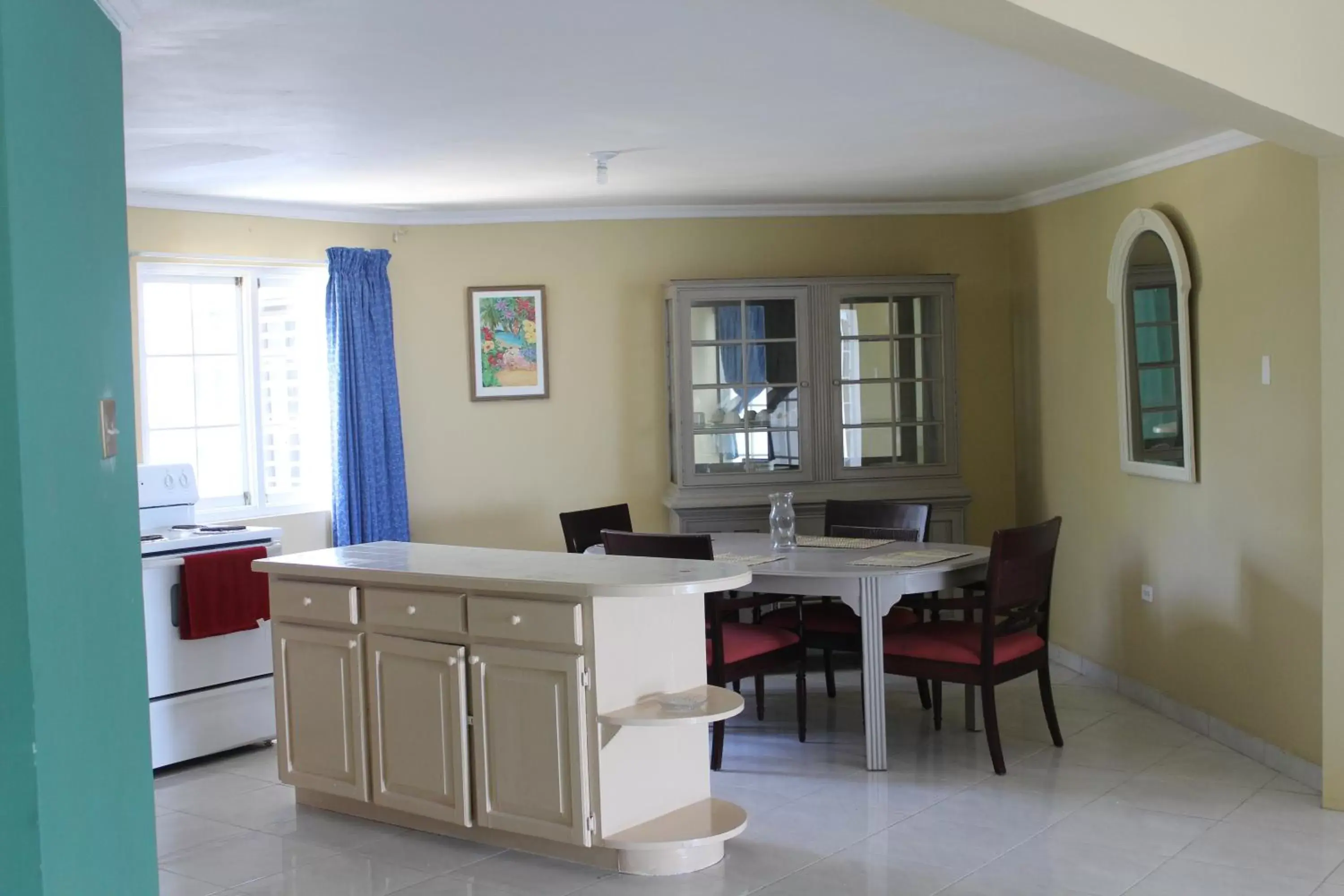 Dining Area in Beachcomber Club Resort