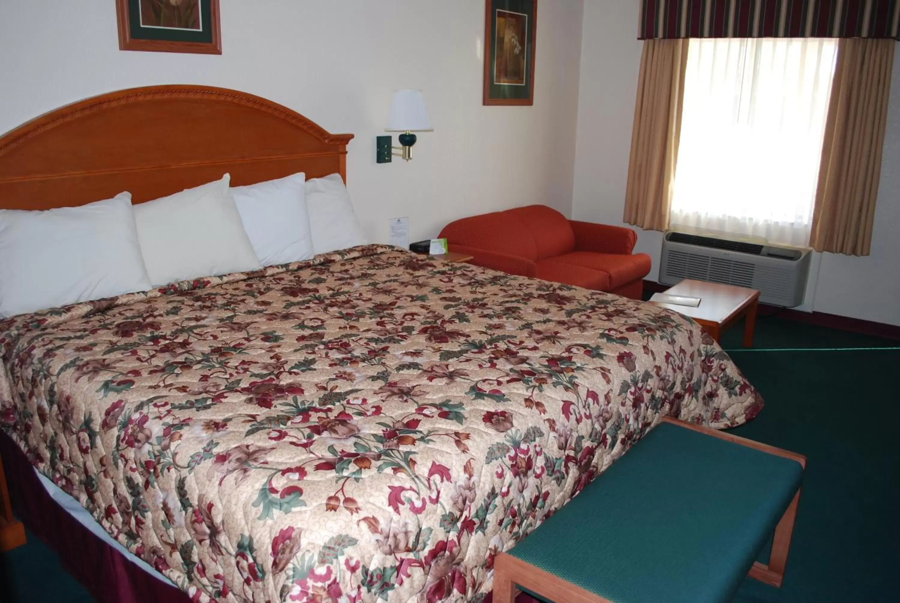 Bed in Americas Best Value Inn Lubbock East