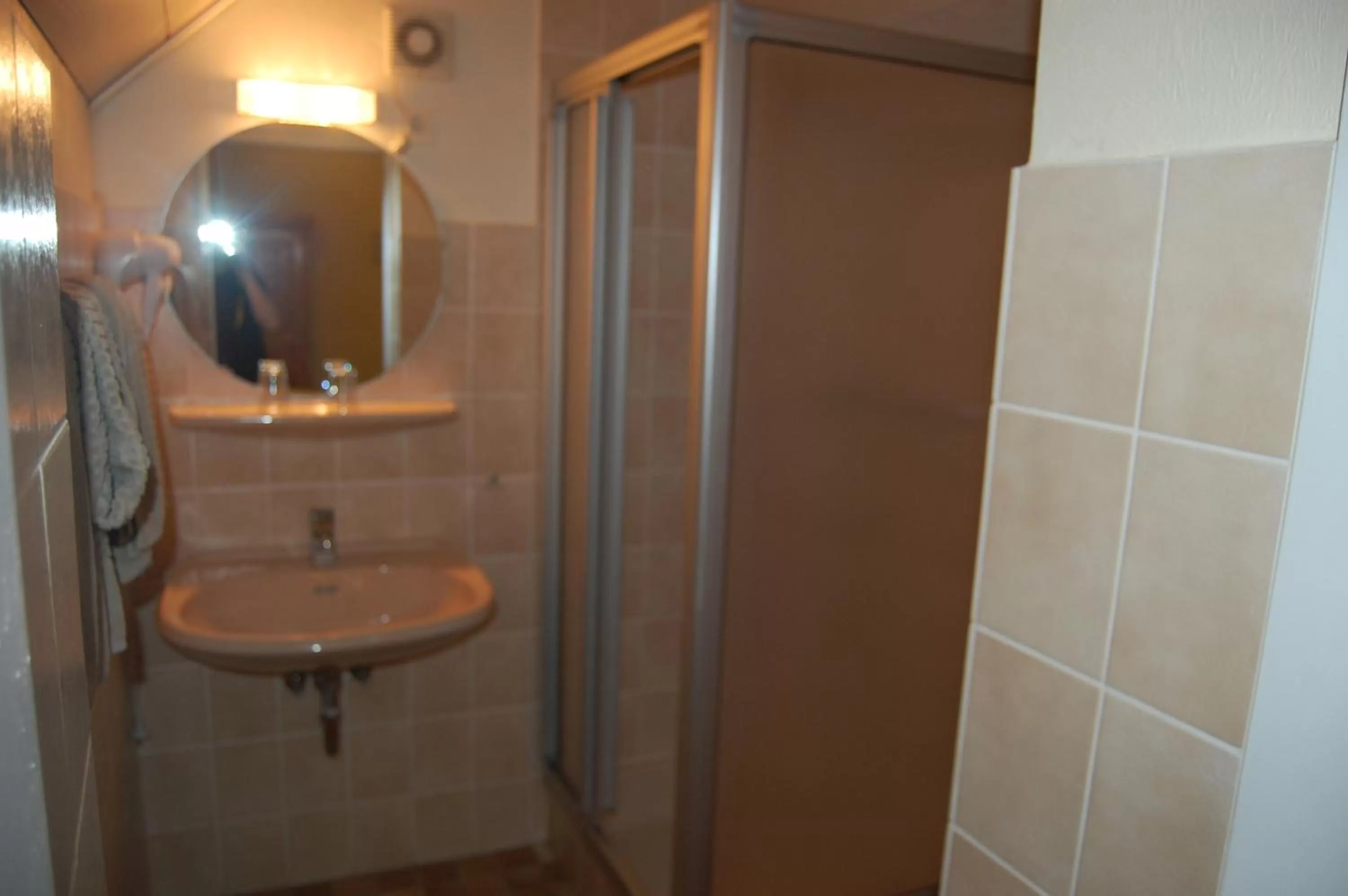 Photo of the whole room, Bathroom in Restaurant Yamas im Haus Waldesruh