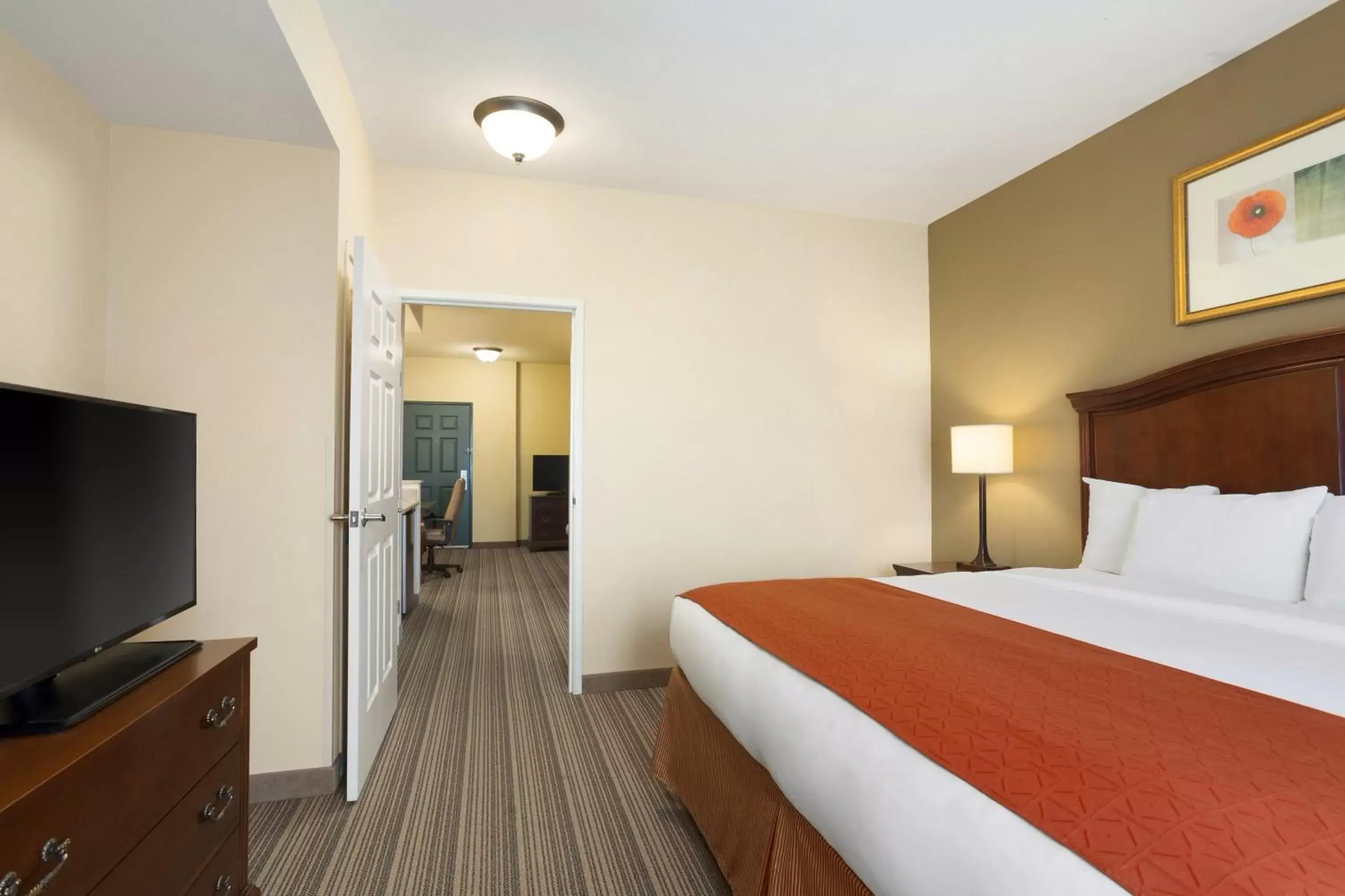 Photo of the whole room, Bed in Country Inn & Suites by Radisson, Columbia, MO