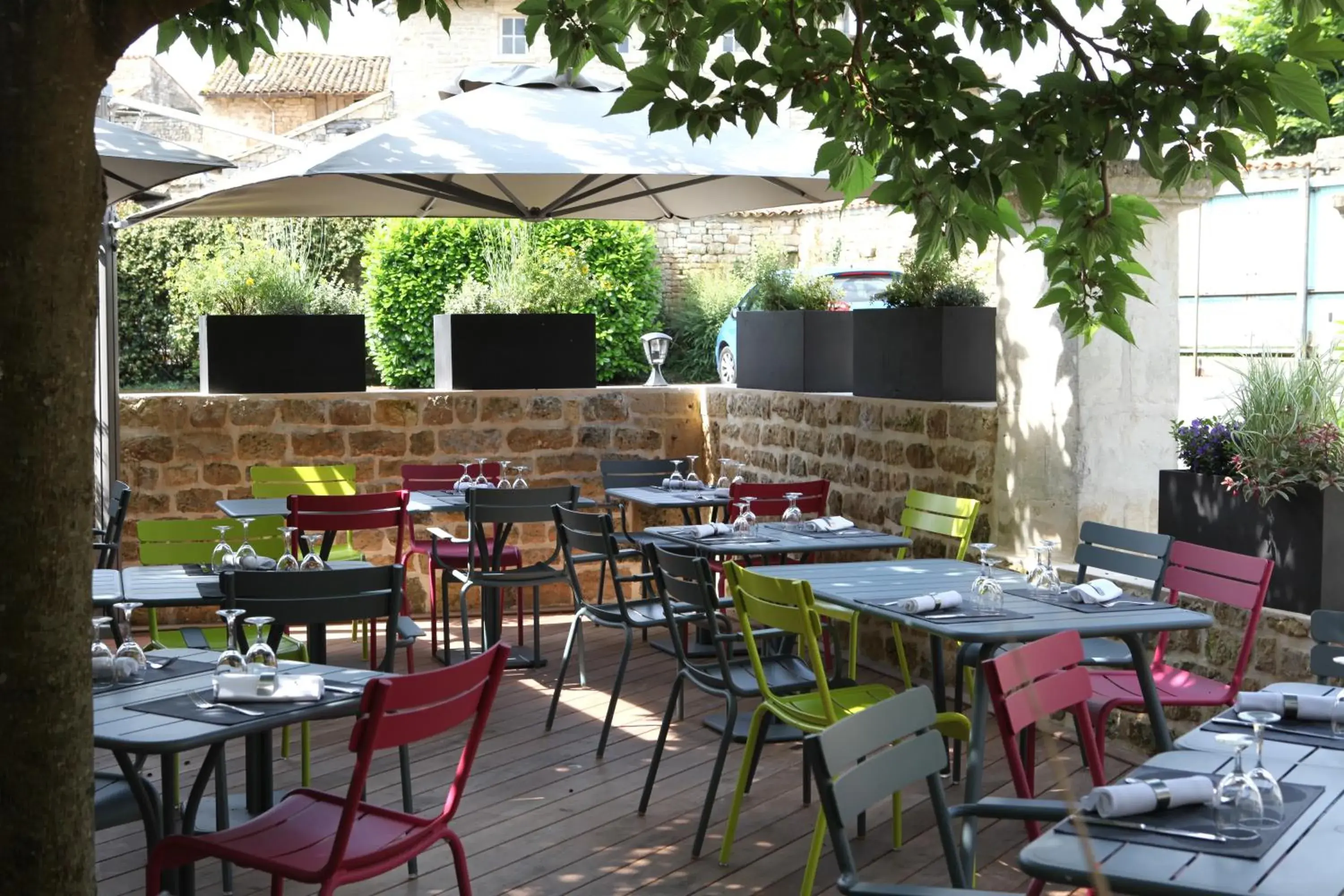 Patio, Restaurant/Places to Eat in Logis Hostellerie de l'Abbaye