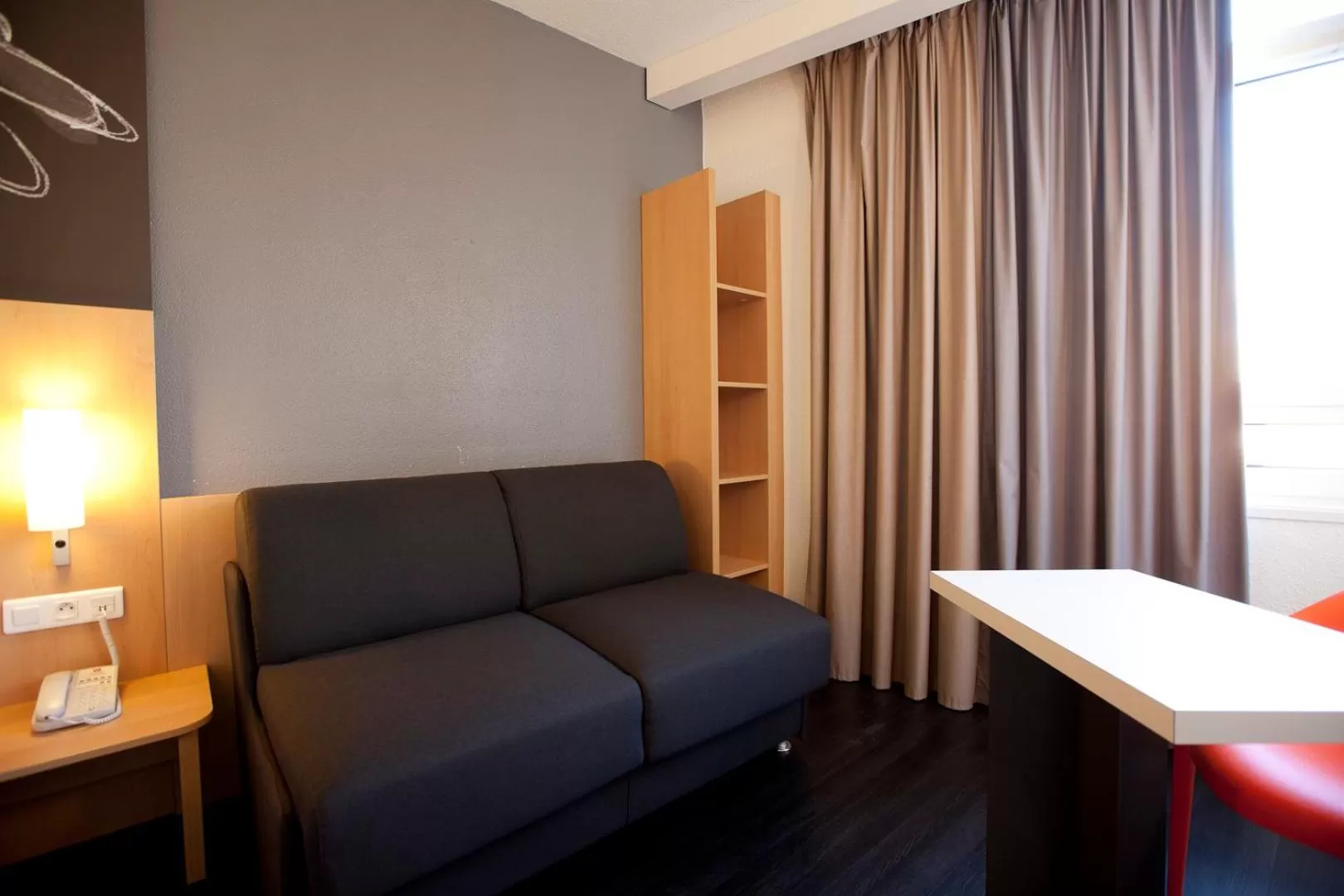 Photo of the whole room in ibis Annecy Centre Vieille Ville