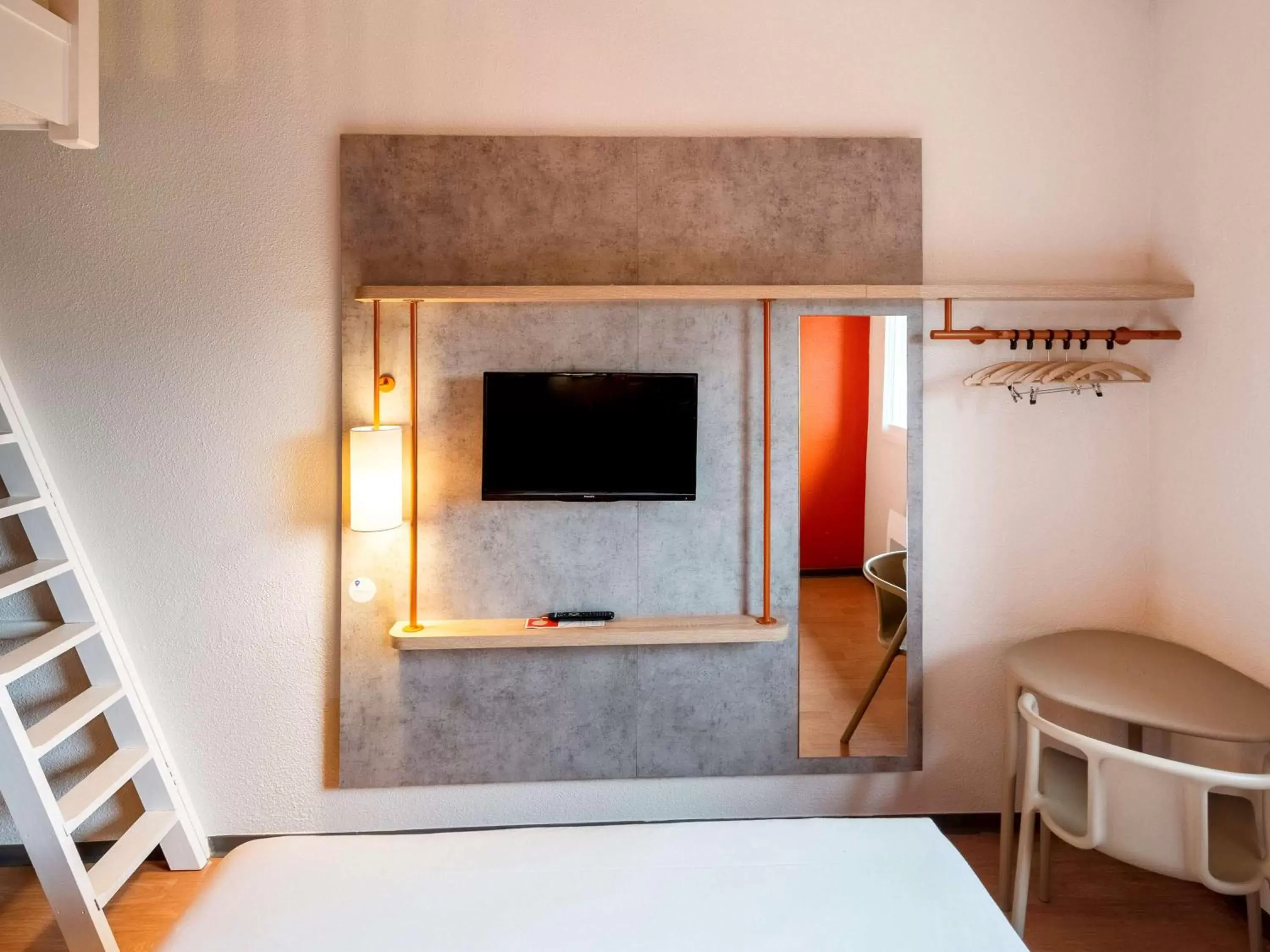 Bedroom, TV/Entertainment Center in ibis budget Nancy Porte Sud