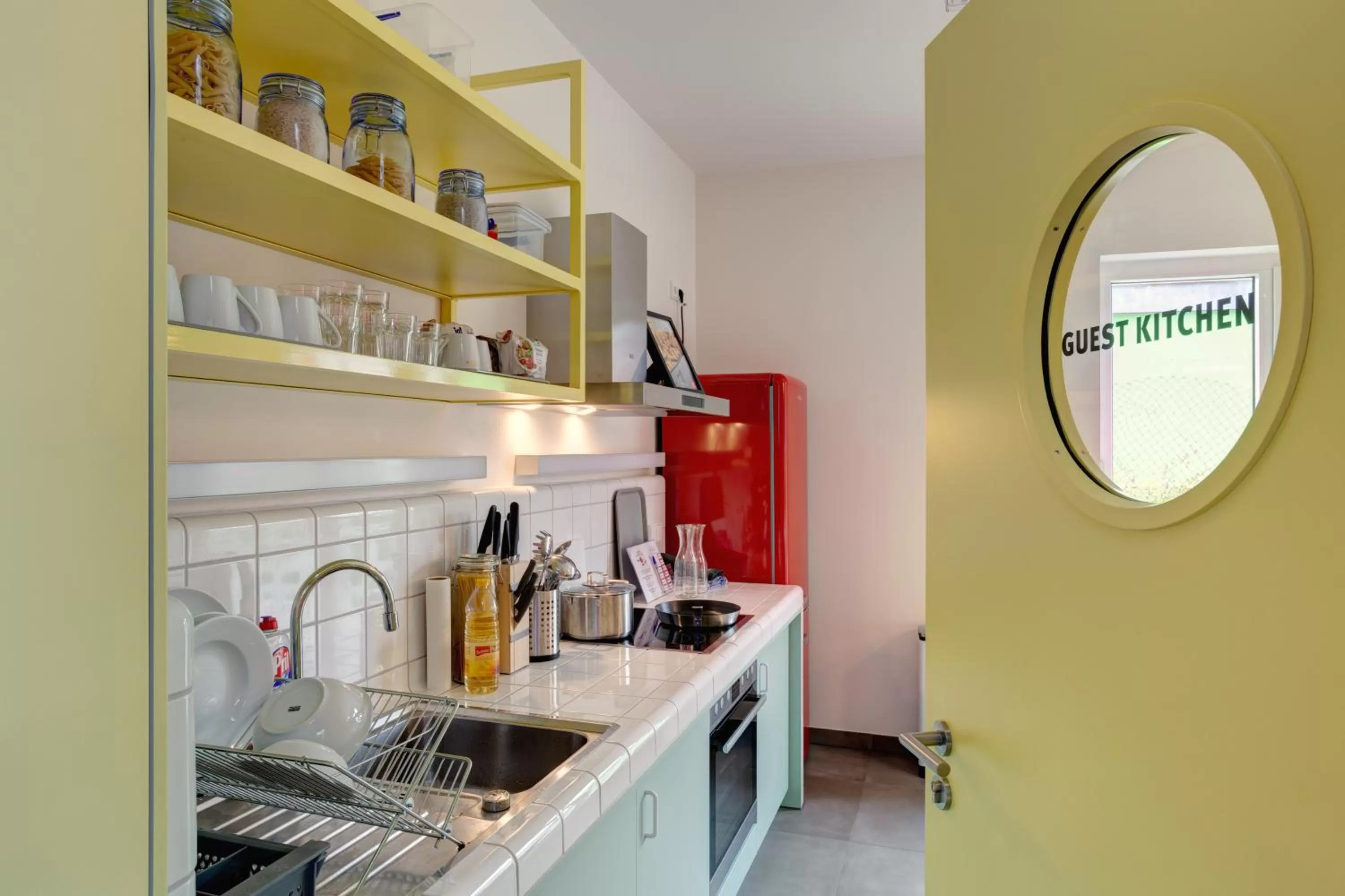 Communal kitchen in MEININGER Hotel Heidelberg Hauptbahnhof