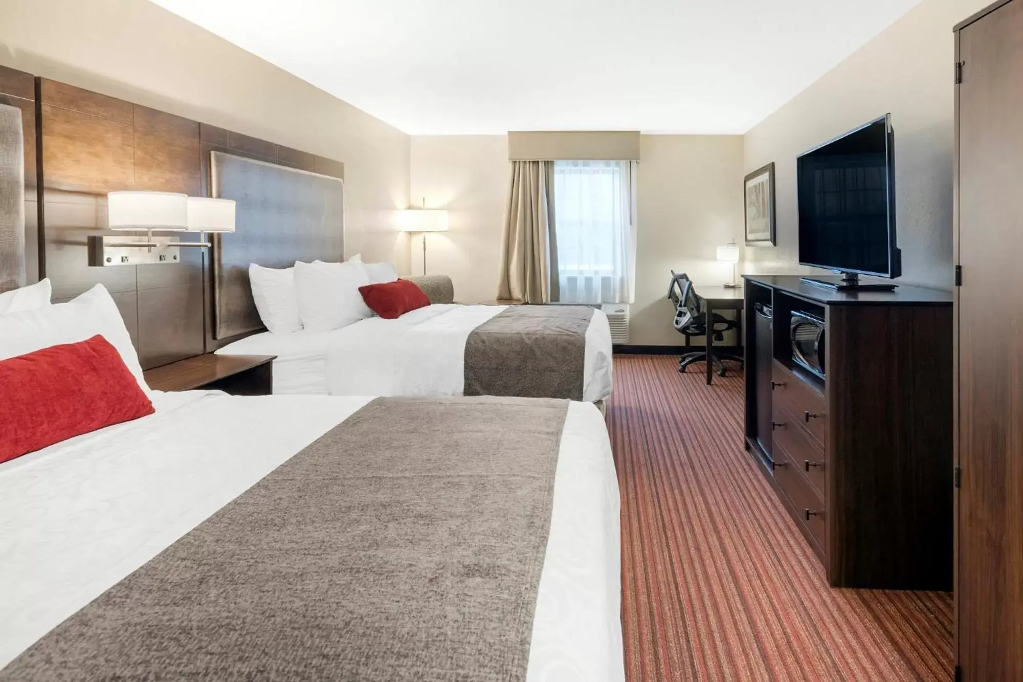 Bedroom, Bed in Country Inn & Suites by Radisson, Grandville-Grand Rapids West, MI