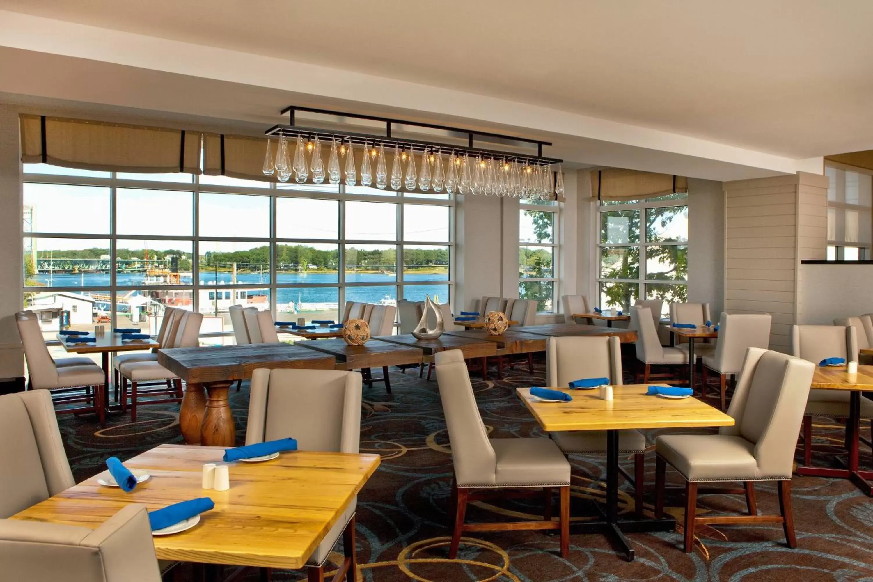 Restaurant/Places to Eat in Sheraton Portsmouth Harborside Hotel
