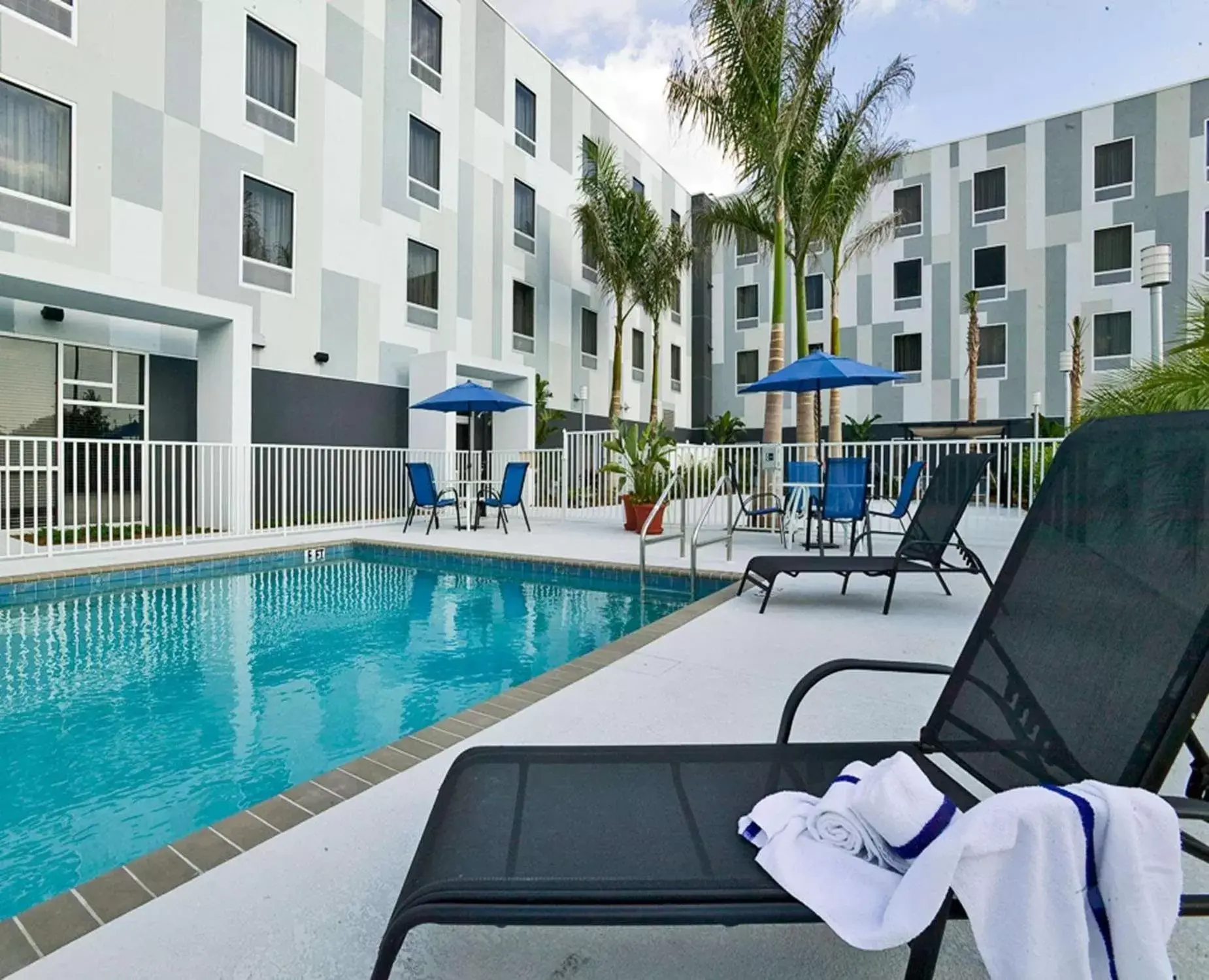 Swimming Pool in Hampton Inn & Suites Sarasota / Bradenton - Airport