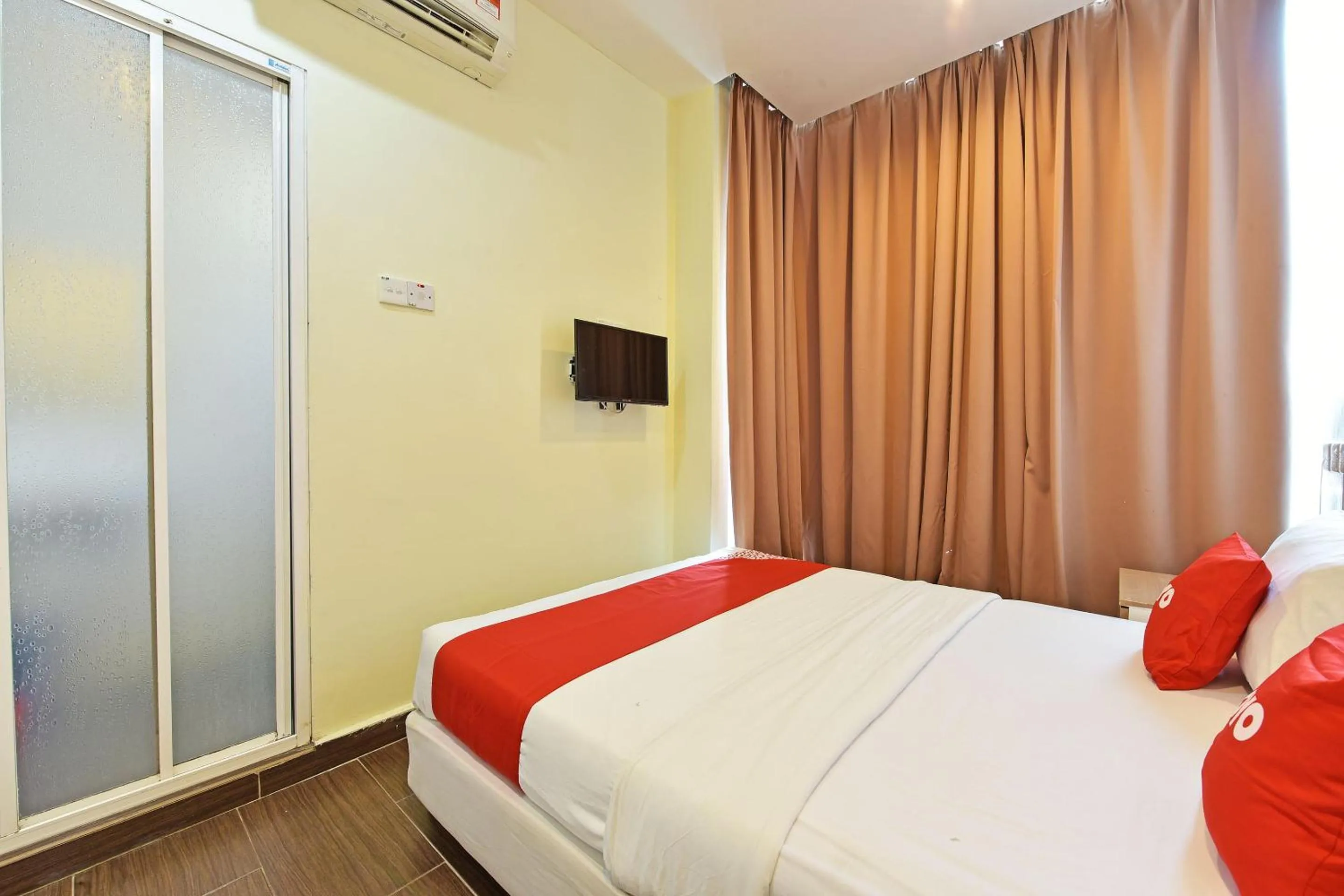 Bedroom, Bed in OYO 90853 New Soho Hotel