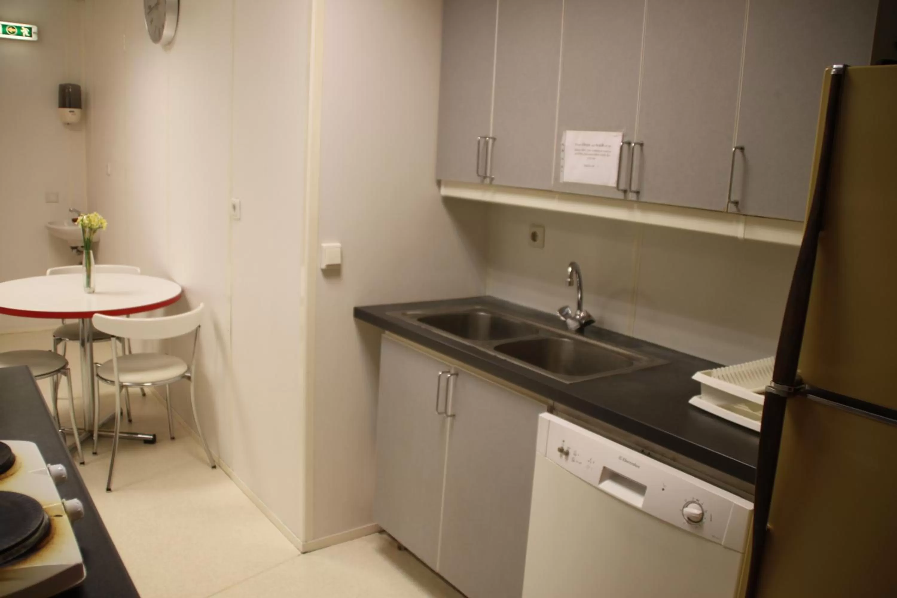 Kitchen or kitchenette in 101 Guesthouse Hotel