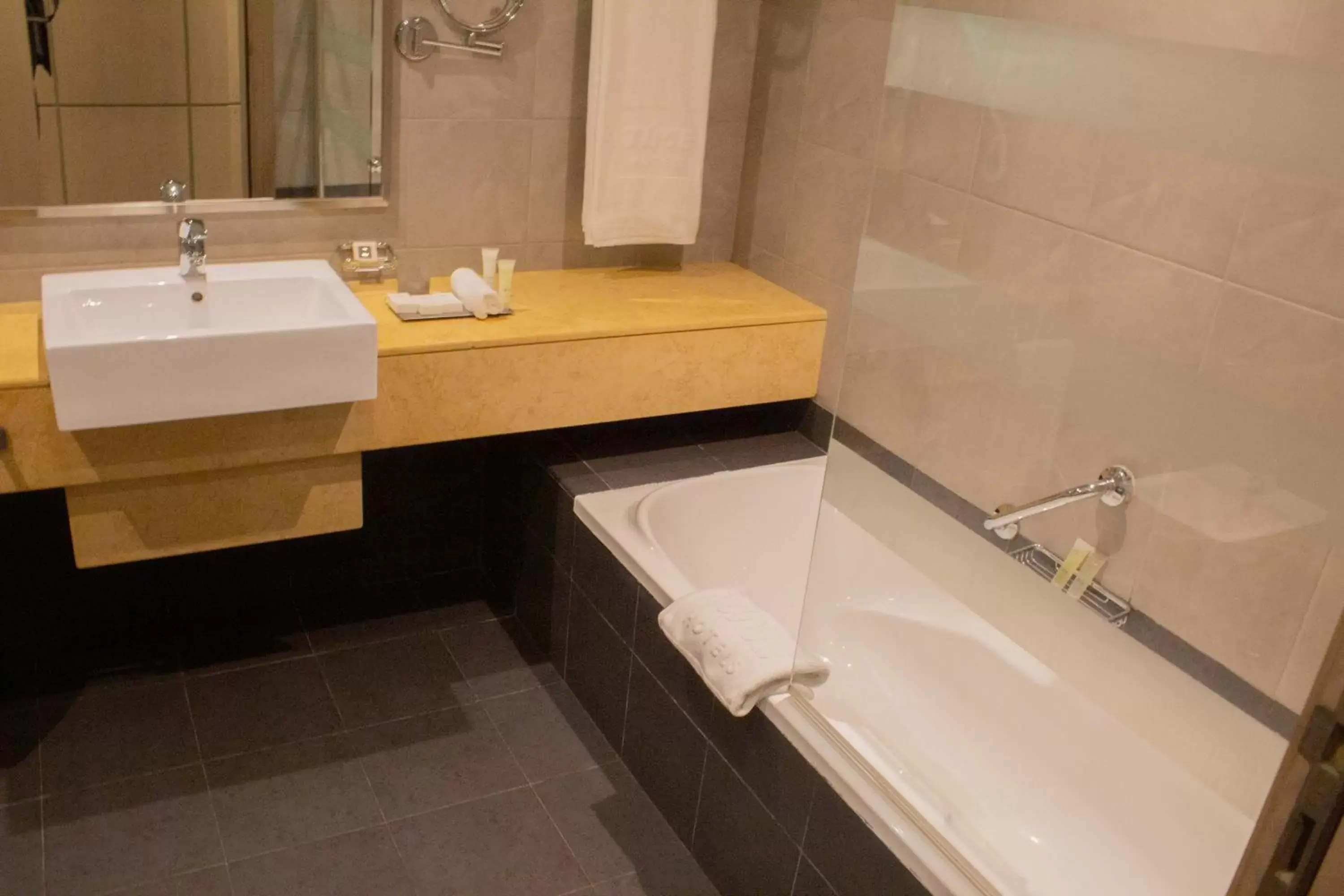 Hot Tub, Bathroom in TIME Grand Plaza Hotel, Dubai Airport
