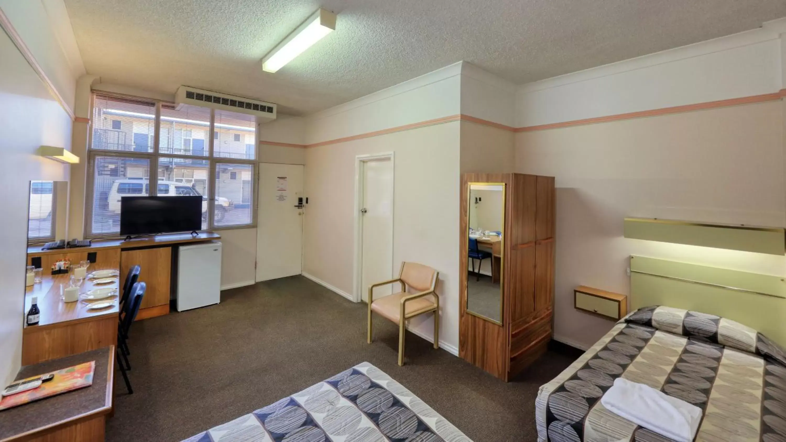 Bedroom, TV/Entertainment Center in Comfort Inn Crystal Broken Hill